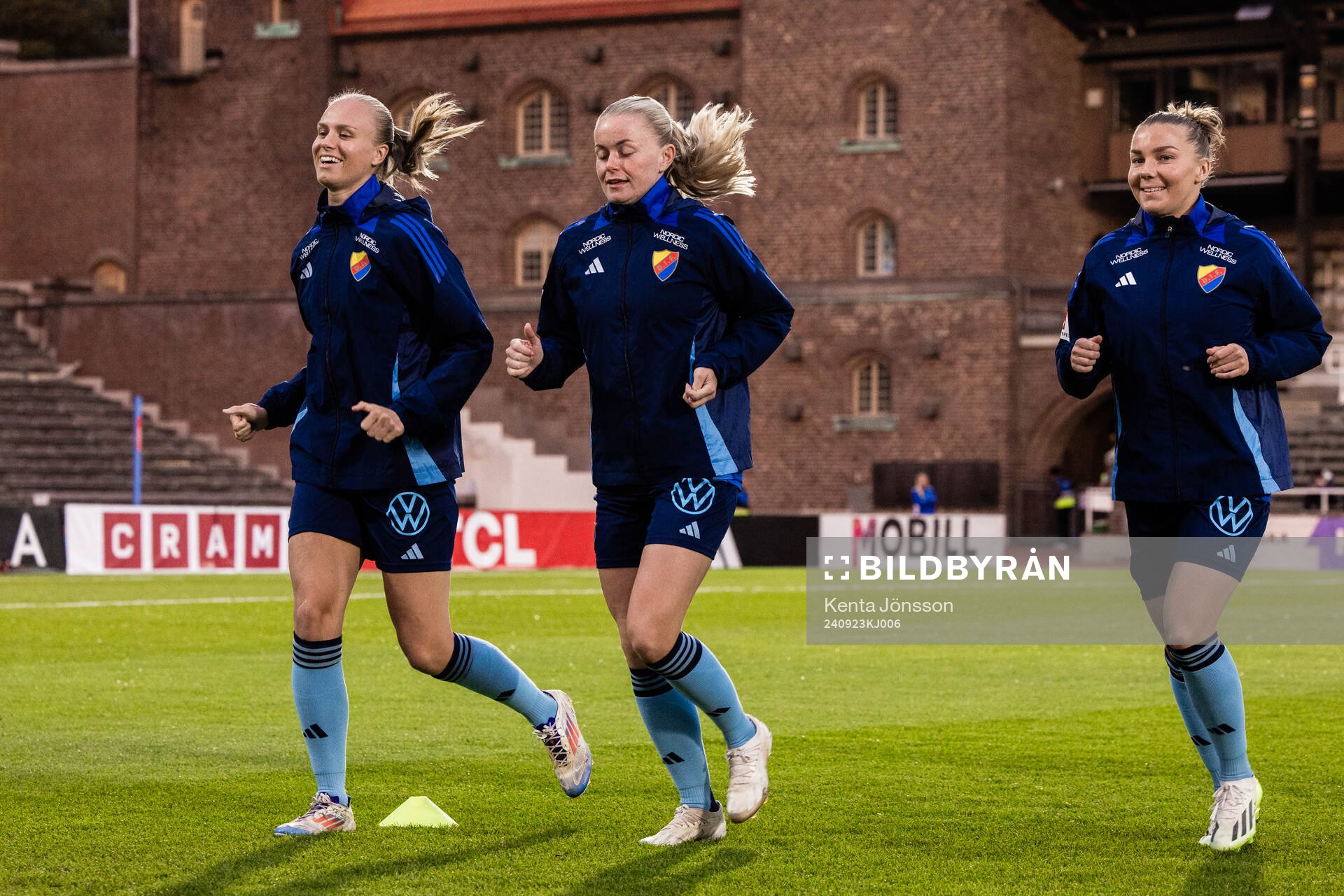 Djurgårdens Matilda Plan och Ebba Hed under uppvärmningen inför fotbollsmatchen i Damallsvenskan mellan Djurgården och IFK Norrköping den 23 september 2024 i Stockholm.