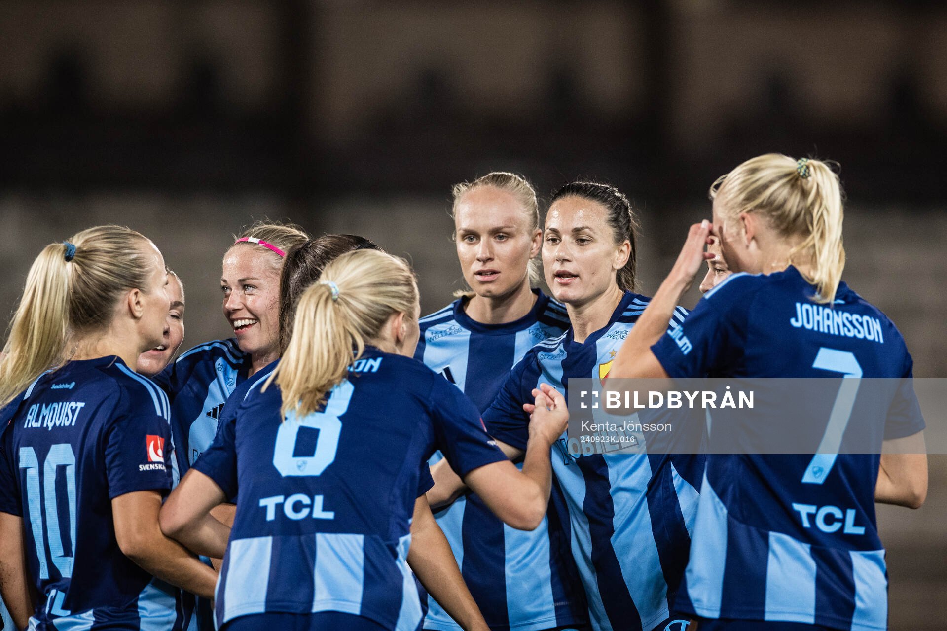 Mimmi Larsson (m) jublar med Tove Almqvist, Therese Åsland, Matilda Plan, Beata Kollmats och Stinalisa Johansson efter 1-0 under fotbollsmatchen i Damallsvenskan mellan Djurgården och IFK Norrköping den 23 september 2024 i Stockholm.