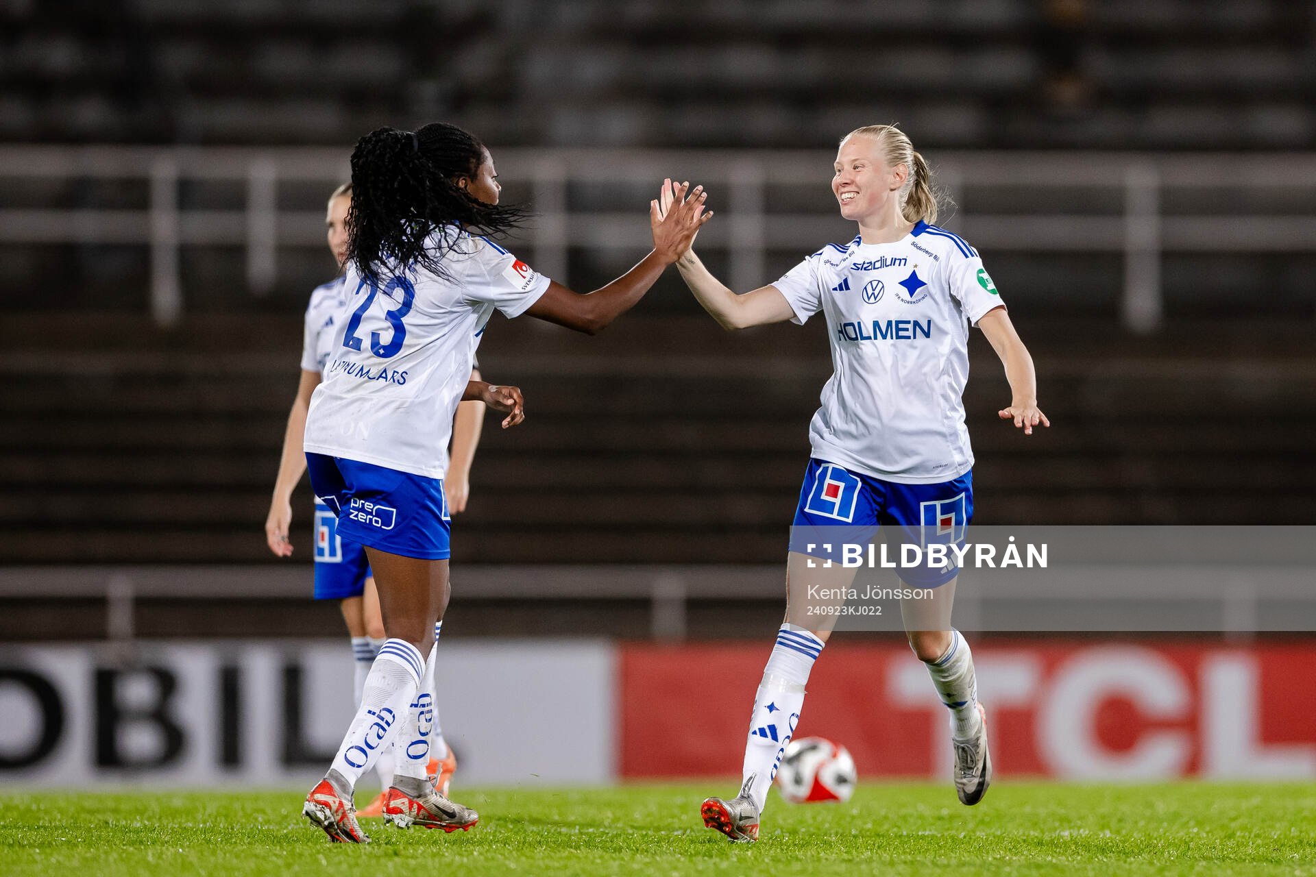 IFK Norrköpings Maya Aliyah Antoine och Elin Rombing jublar