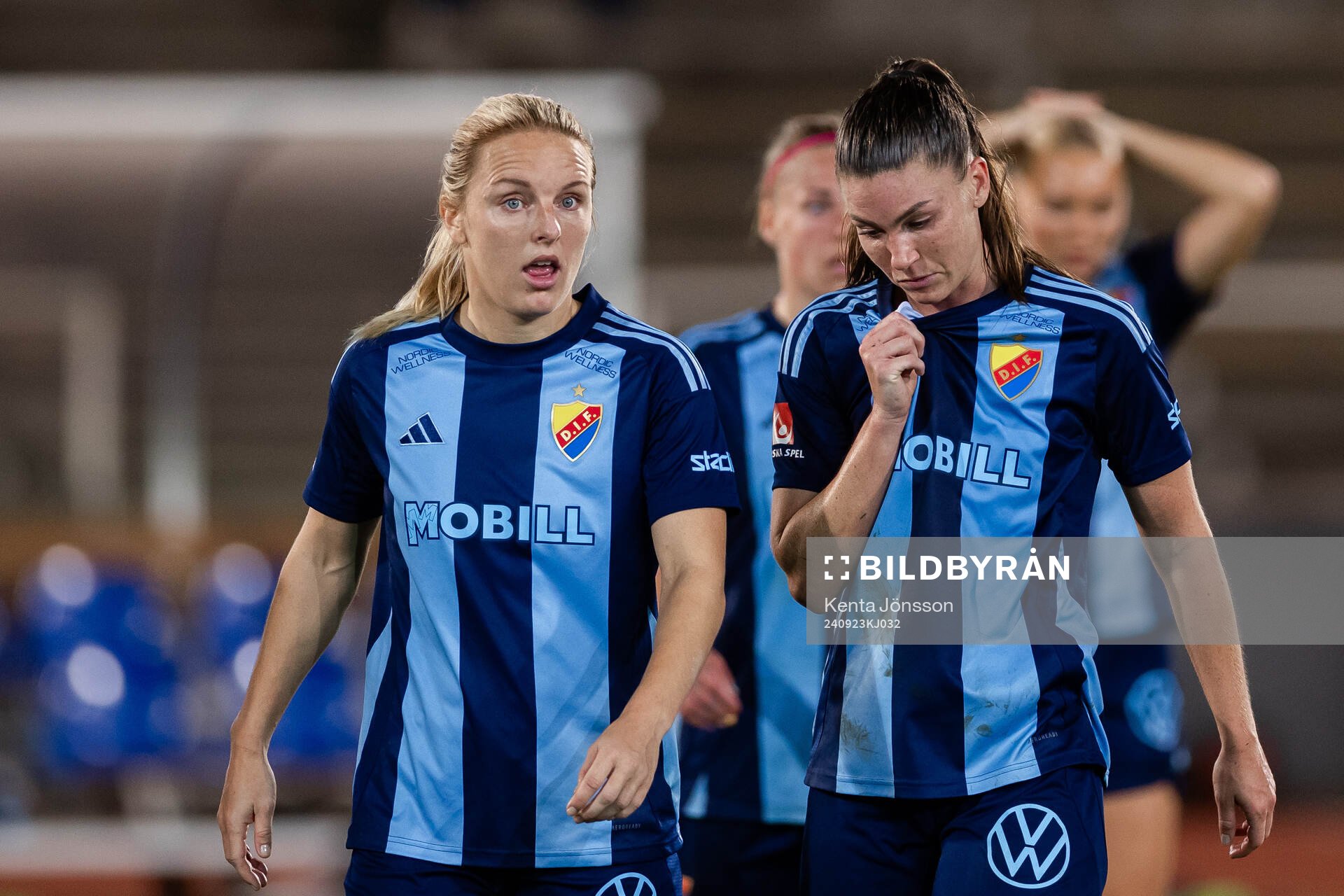 Djurgårdens Mimmi Larsson och Pauline Hammarlund deppar