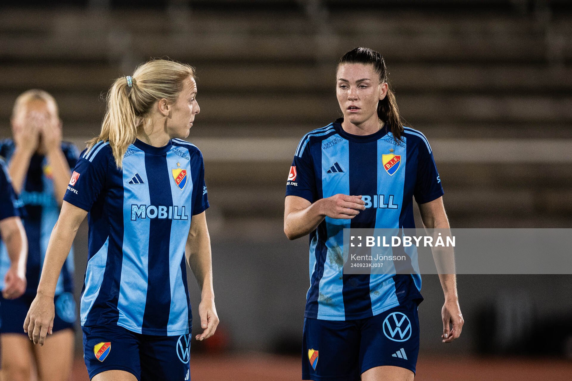Djurgårdens Mimmi Larsson och Pauline Hammarlund deppar