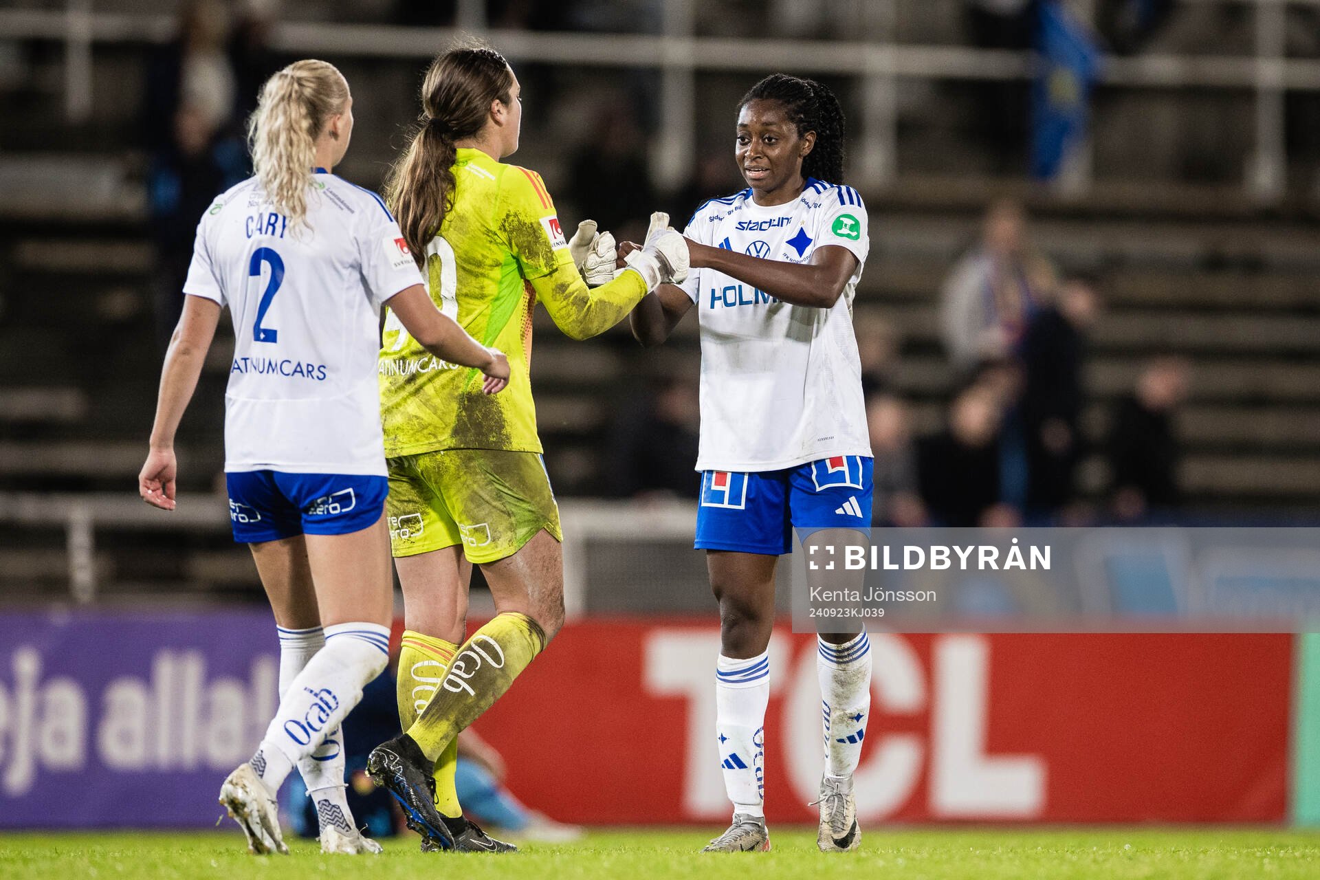 IFK Norrköpings Maya Aliyah Antoine och målvakt Caroline Delisle jublar efter fotbollsmatchen i Damallsvenskan mellan Djurgården och IFK Norrköping den 23 september 2024 i Stockholm. 