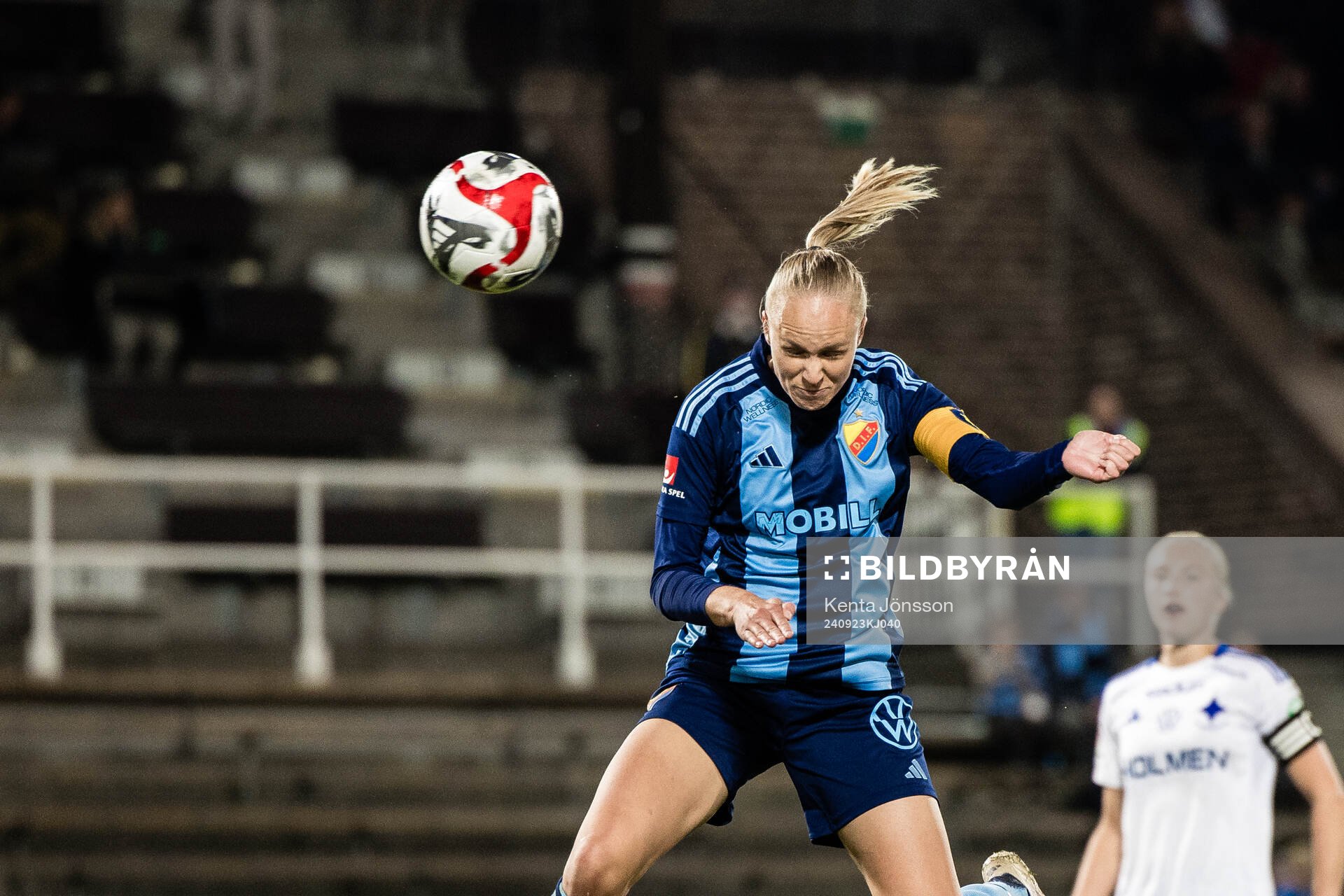 Djurgårdens Matilda Plan nickar in ett mål som sen blir bortdömt under fotbollsmatchen i Damallsvenskan mellan Djurgården och IFK Norrköping den 23 september 2024 i Stockholm.