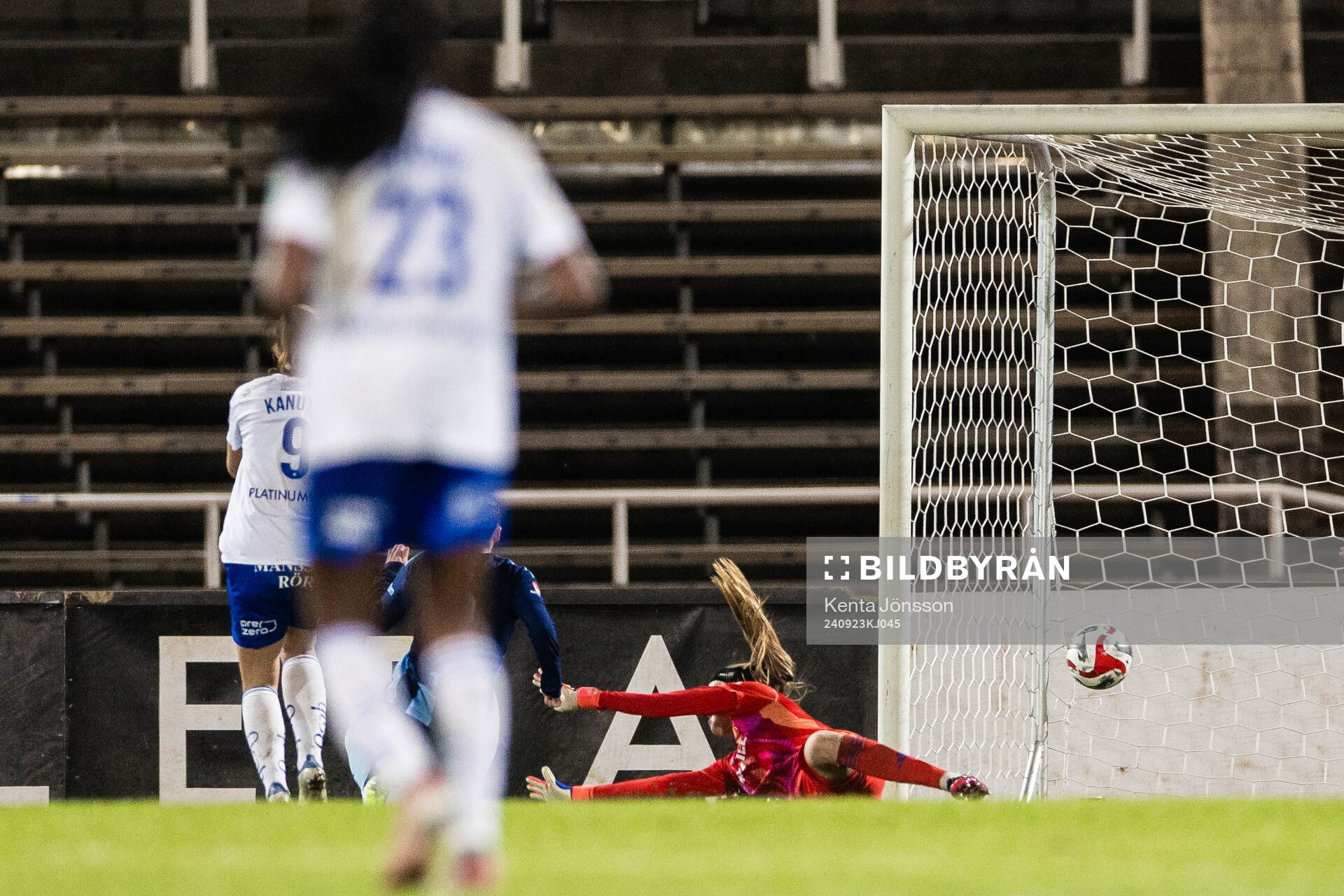 IFK Norrköpings Sara Kanutte Fornes gör 2-2 bakom målvakt Elvira Björklund under fotbollsmatchen i Damallsvenskan mellan Djurgården och IFK Norrköping den 23 september 2024 i Stockholm.