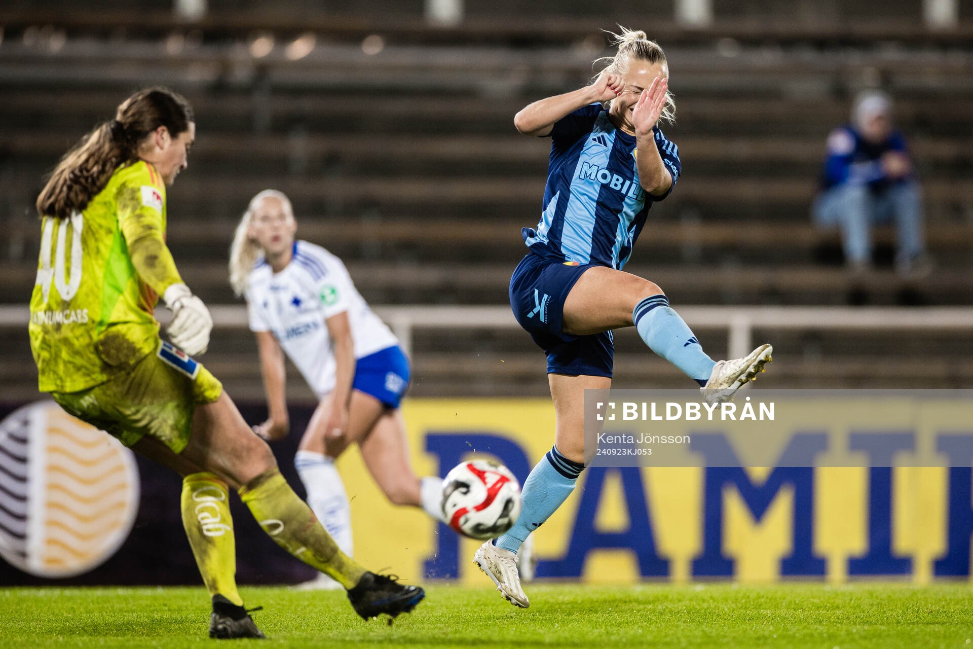 IFK Norrköpings målvakt Caroline Delisle och Djurgårdens