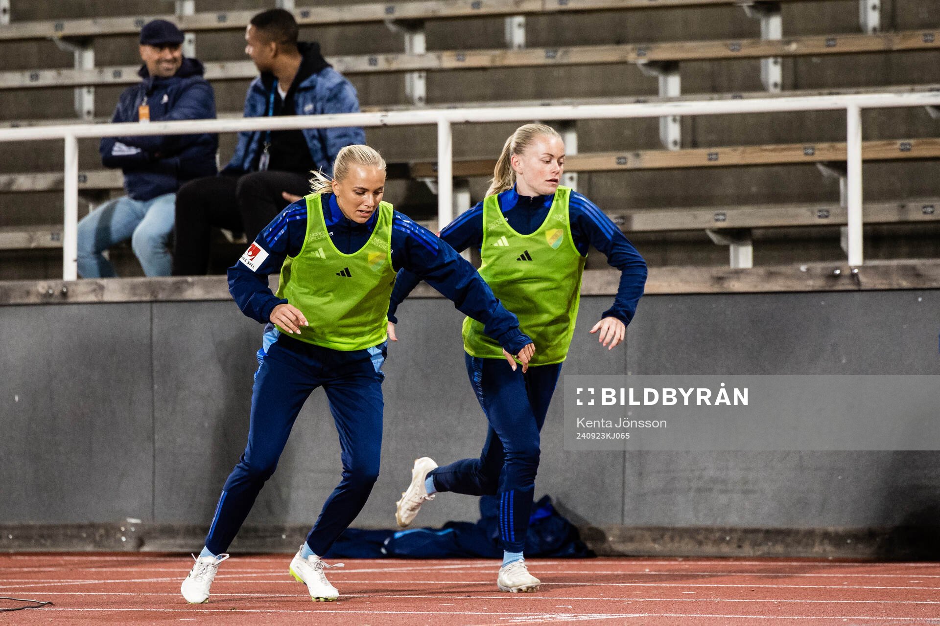 Djurgårdens Sara Lilja Vidlund värmer upp vid sidan av planen under fotbollsmatchen i Damallsvenskan mellan Djurgården och IFK Norrköping den 23 september 2024 i Stockholm.