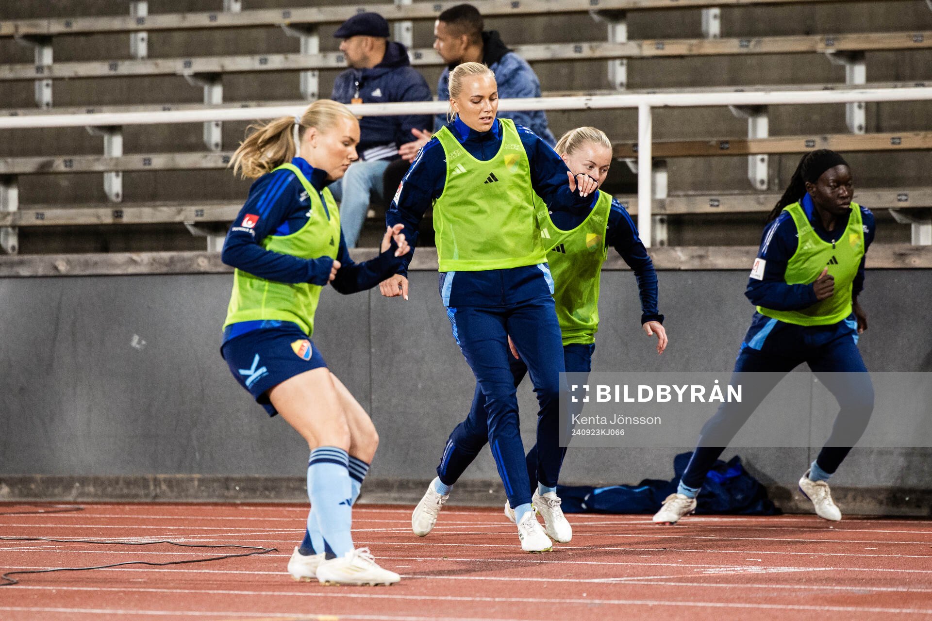 Djurgårdens Sara Lilja Vidlund värmer upp vid sidan av planen under fotbollsmatchen i Damallsvenskan mellan Djurgården och IFK Norrköping den 23 september 2024 i Stockholm.