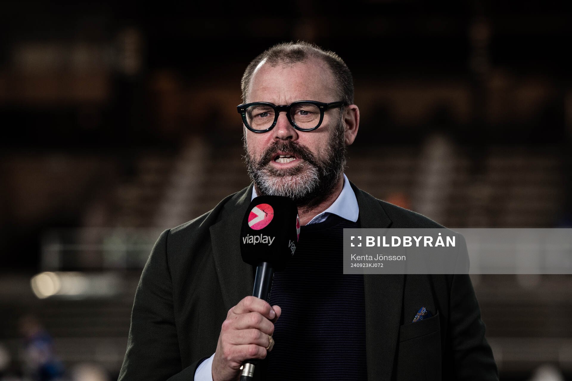 Viaplays kommentator Daniel Kristiansson inför fotbollsmatchen i Damallsvenskan mellan Djurgården och IFK Norrköping den 23 september 2024 i Stockholm.