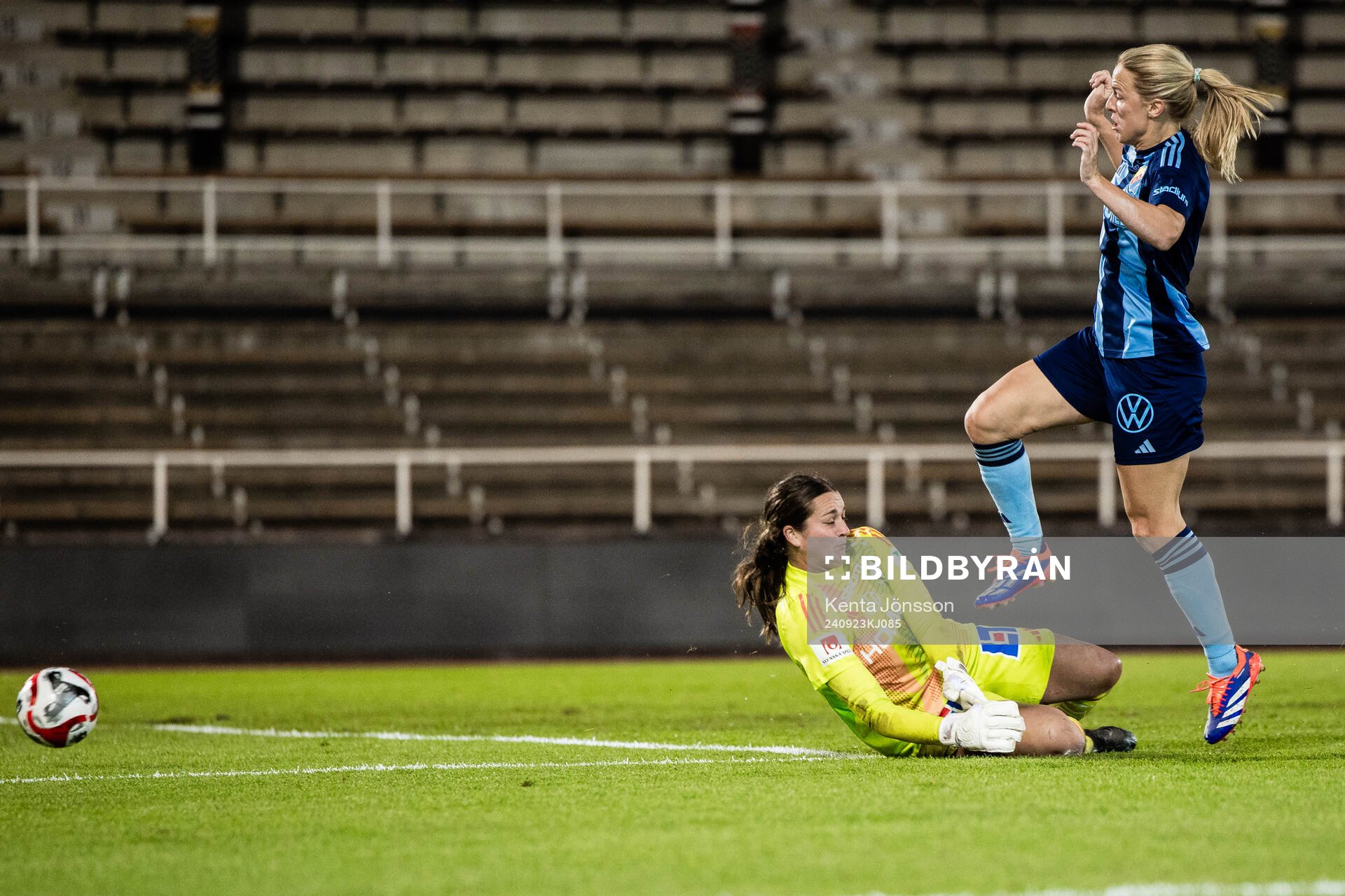 Djurgårdens Mimmi Larsson gör 1-0 bakom IFK Norrköpings