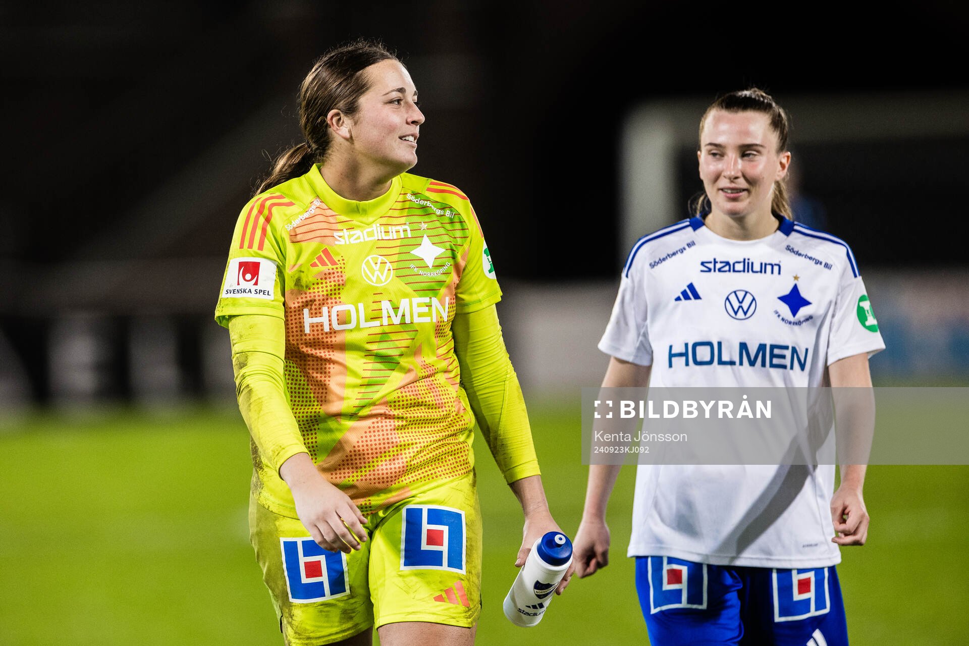 IFK Norrköpings målvakt Caroline Delisle och Carrie Jones jublar efter fotbollsmatchen i Damallsvenskan mellan Djurgården och IFK Norrköping den 23 september 2024 i Stockholm.