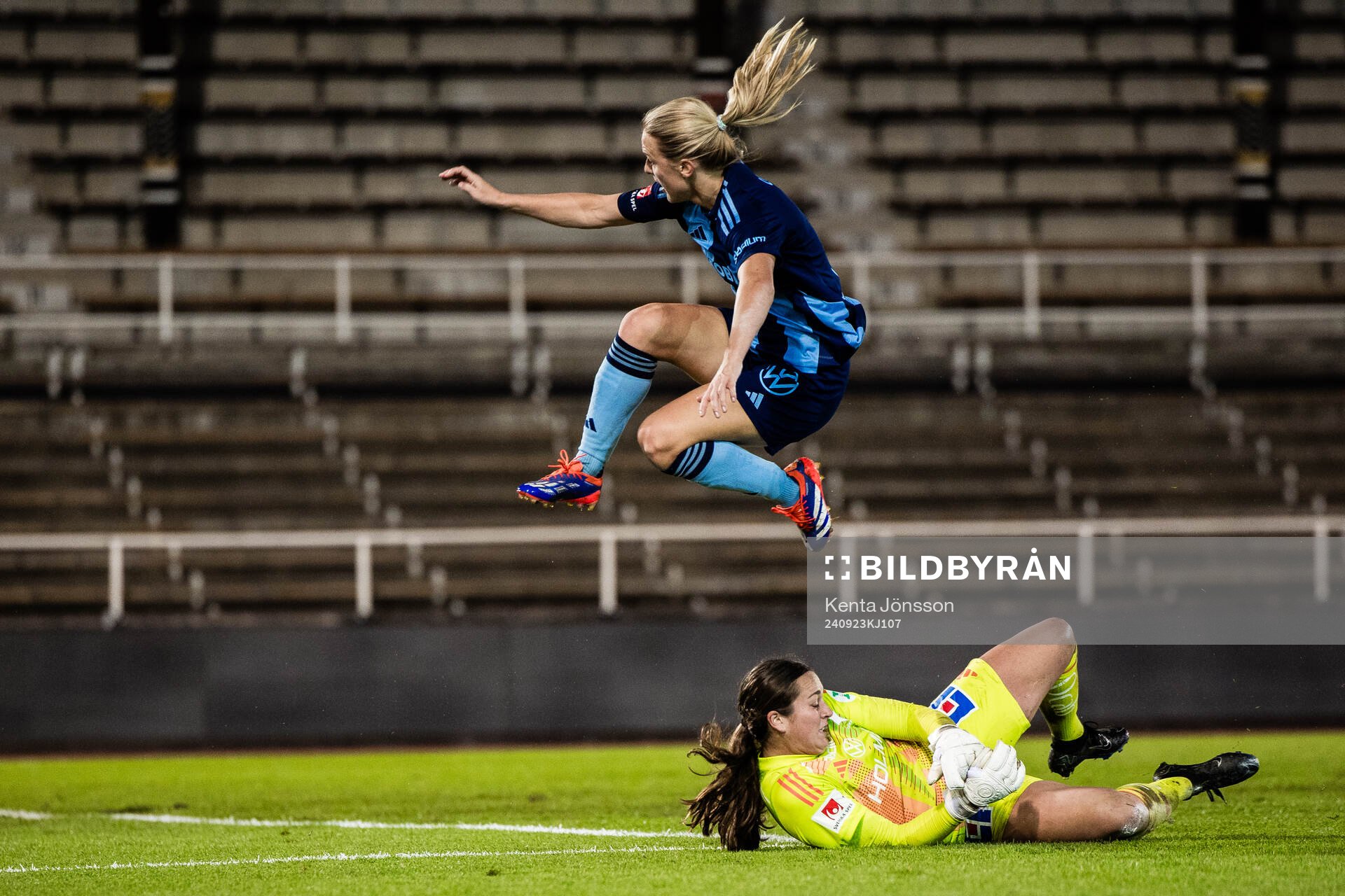 Djurgårdens Mimmi Larsson och IFK Norrköpings målvakt