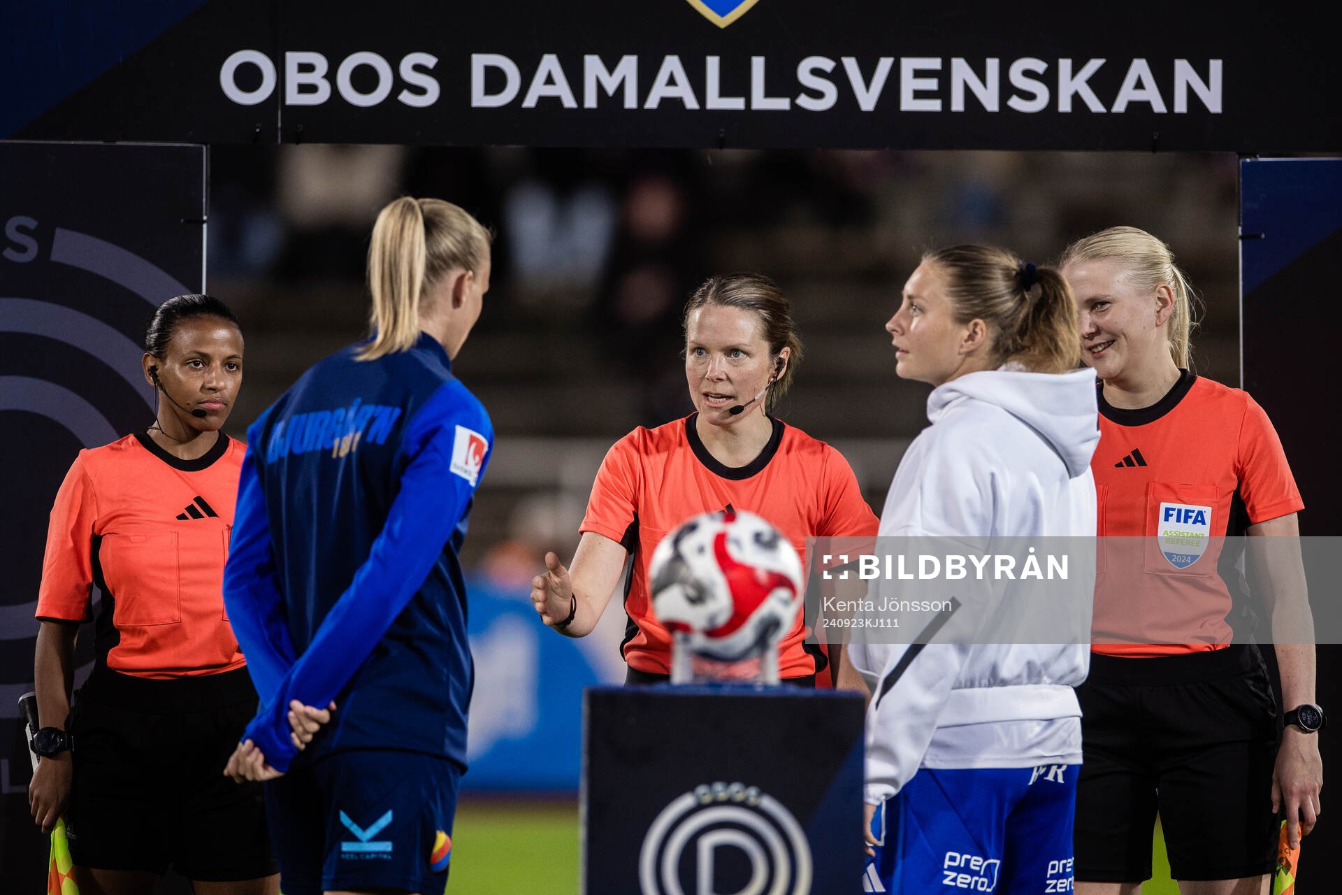 Domare Sara Wiinikka (m) med assisterande domare Mimmi Damtew och assisterande domare Alisa Levälampi inför fotbollsmatchen i Damallsvenskan mellan Djurgården och IFK Norrköping den 23 september 2024 i Stockholm.