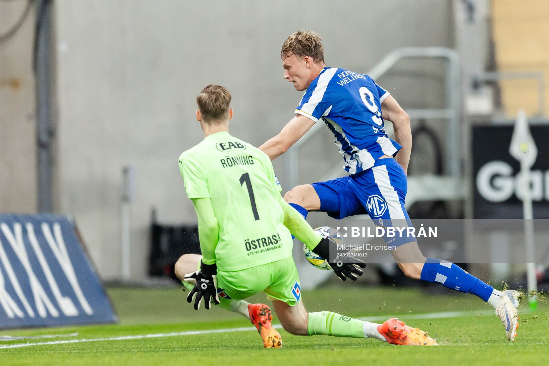 Halmstads Joel Allansson och IFK Göteborgs Laurs Skjellerup