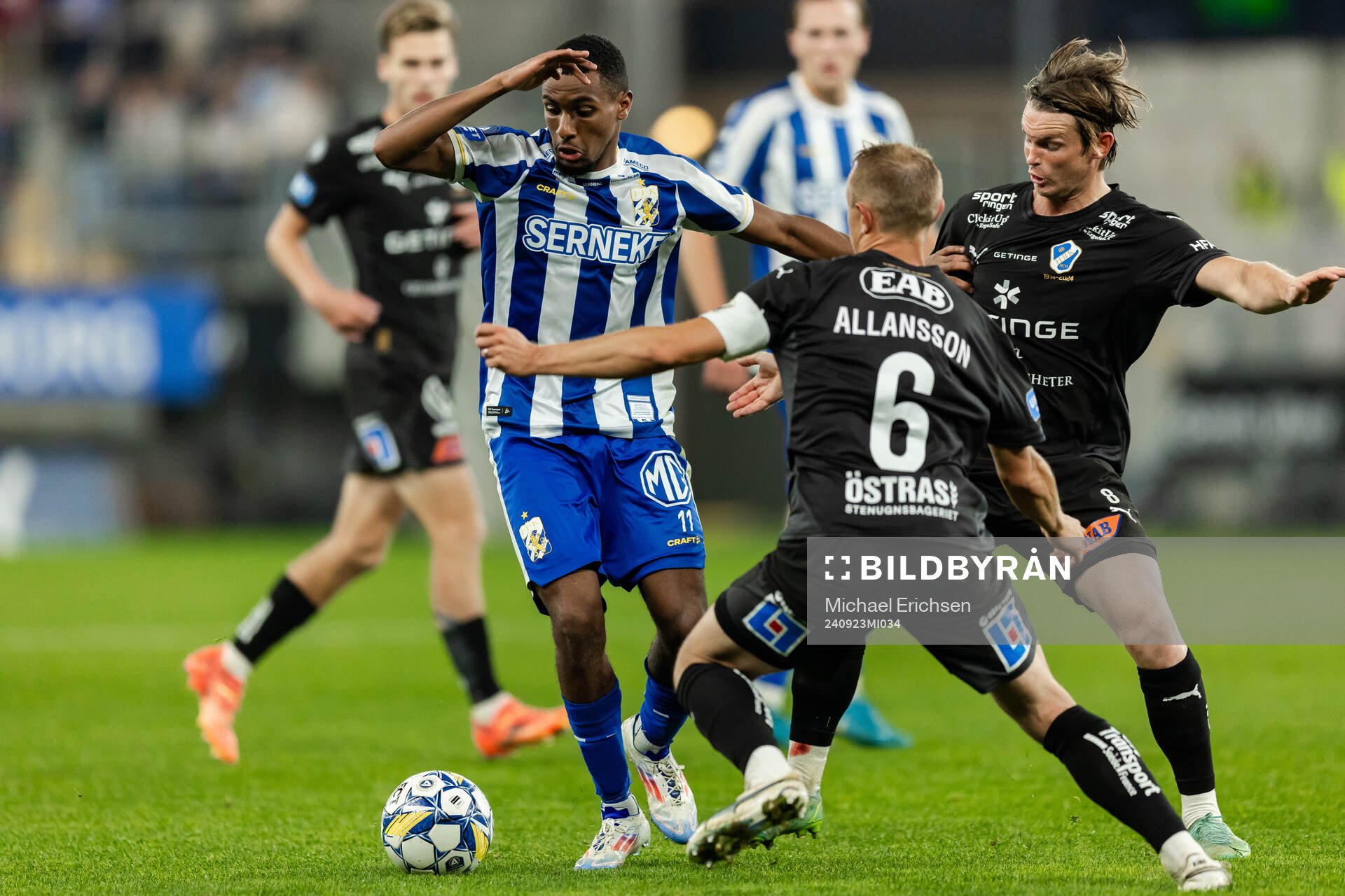 IFK Göteborgs Paulos Abraham i en kamp mot Halmstads Joel Allansson och Jonathan Svedberg under fotbollsmatchen i Allsvenskan mellan IFK Göteborg och Halmstad den 23 september 2024 i Göteborg.