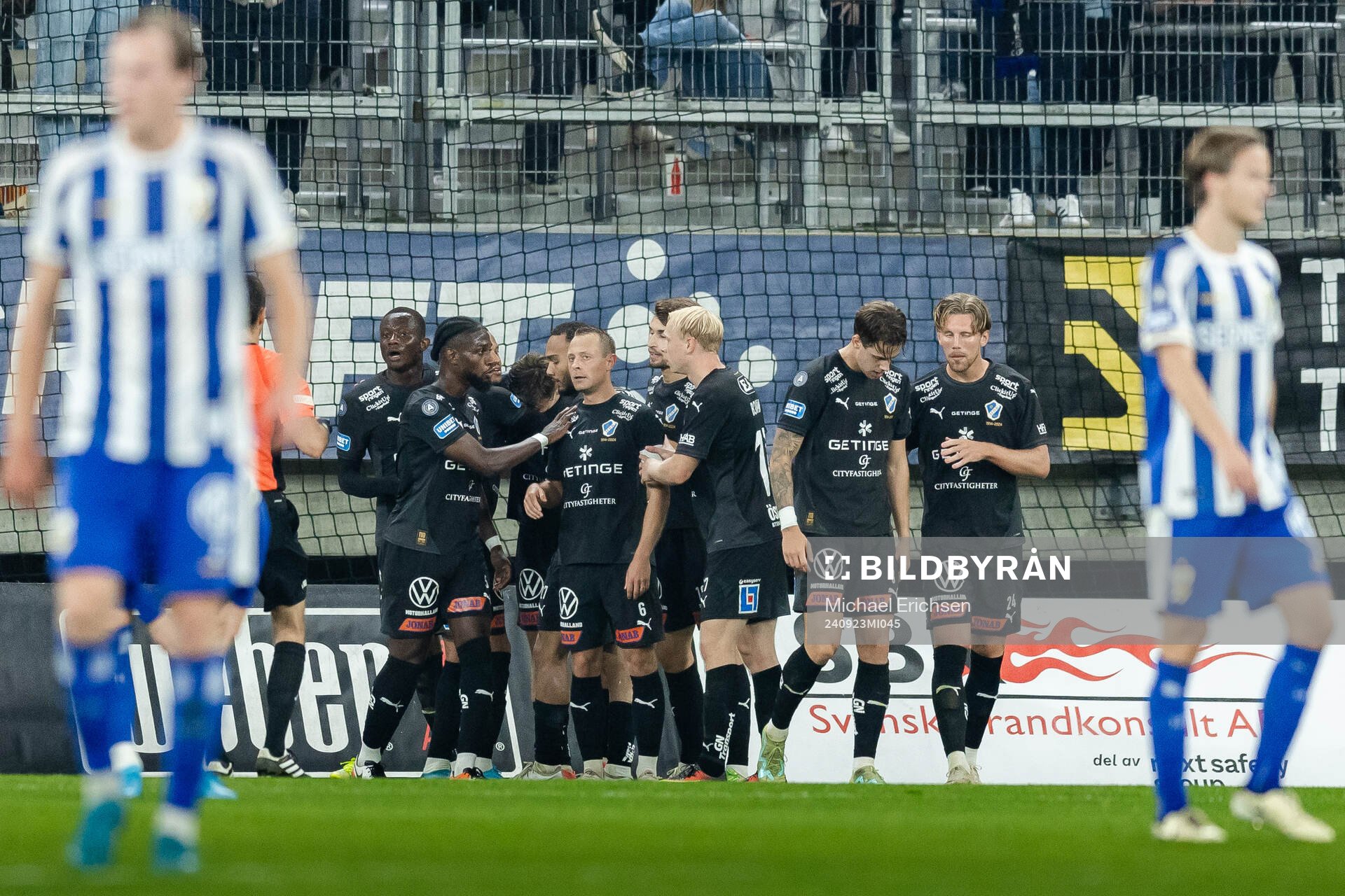 Halmstads spelare jublar med Yannick Agnero