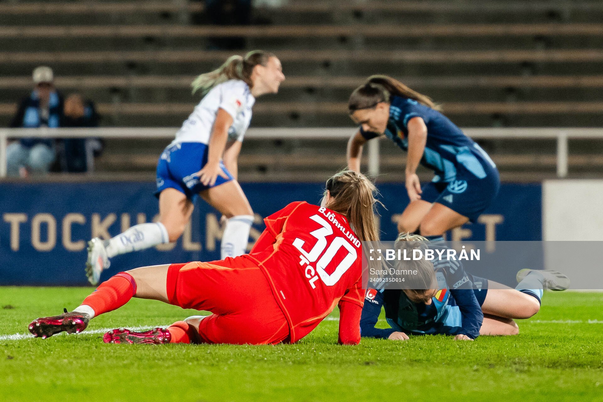 Djurgårdens målvakt Elvira Björklund och Ebba Hed deppar