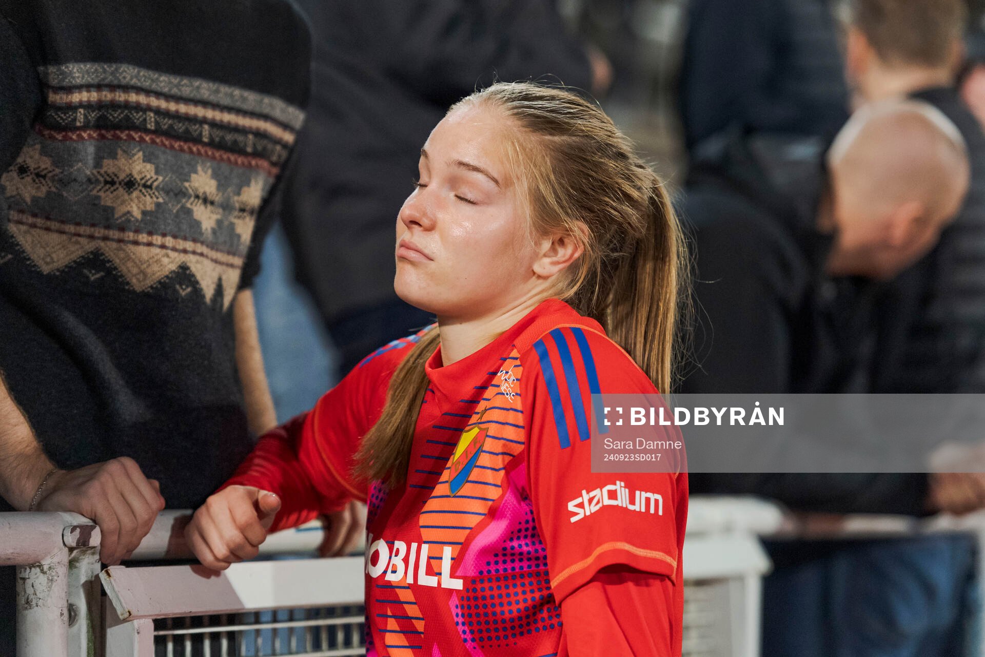 Djurgårdens målvakt Elvira Björklund deppar