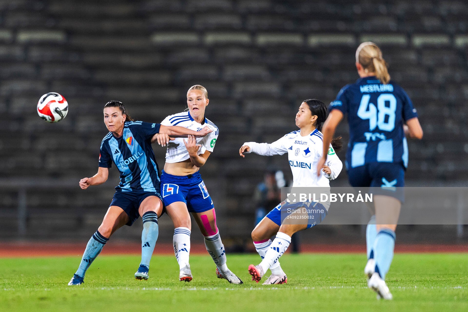 Djurgårdens Pauline Hammarlund och IFK Norrköpings Freja