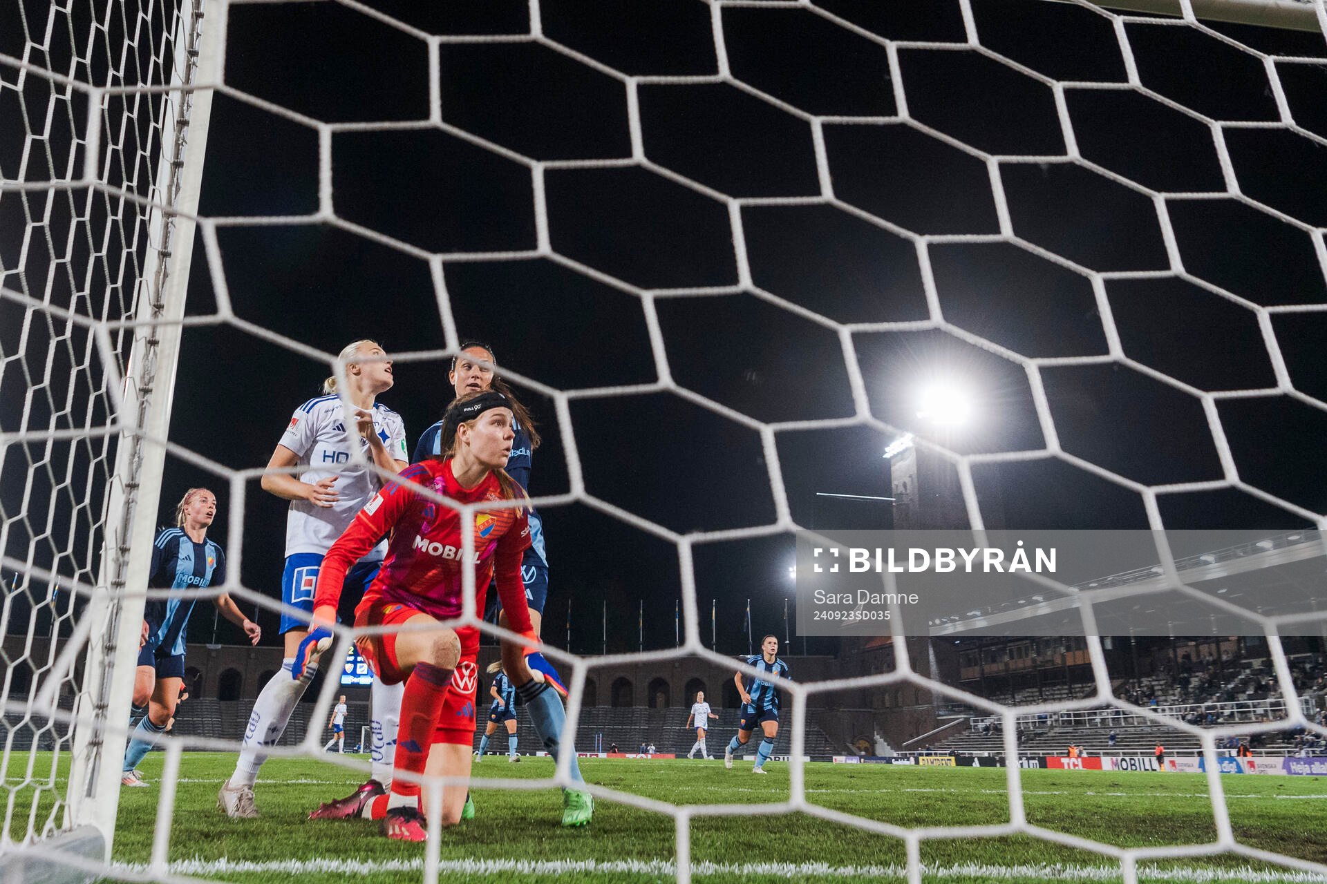 Djurgårdens målvakt Elvira Björklund efter en räddning under fotbollsmatchen i Damallsvenskan mellan Djurgården och IFK Norrköping den 23 september 2024 i Stockholm.