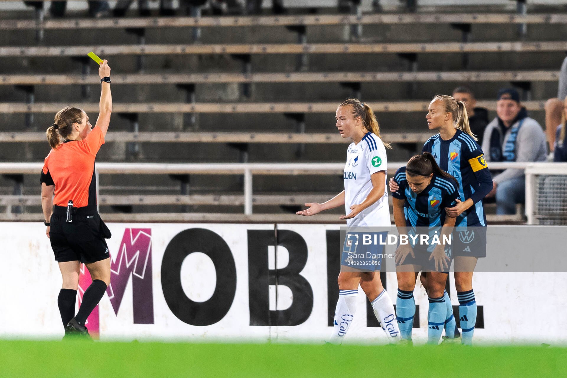 uIFK Norrköpings Sara Kanutte Fornes tilldelas gult kort nder fotbollsmatchen i Damallsvenskan mellan Djurgården och IFK Norrköping den 23 september 2024 i Stockholm.