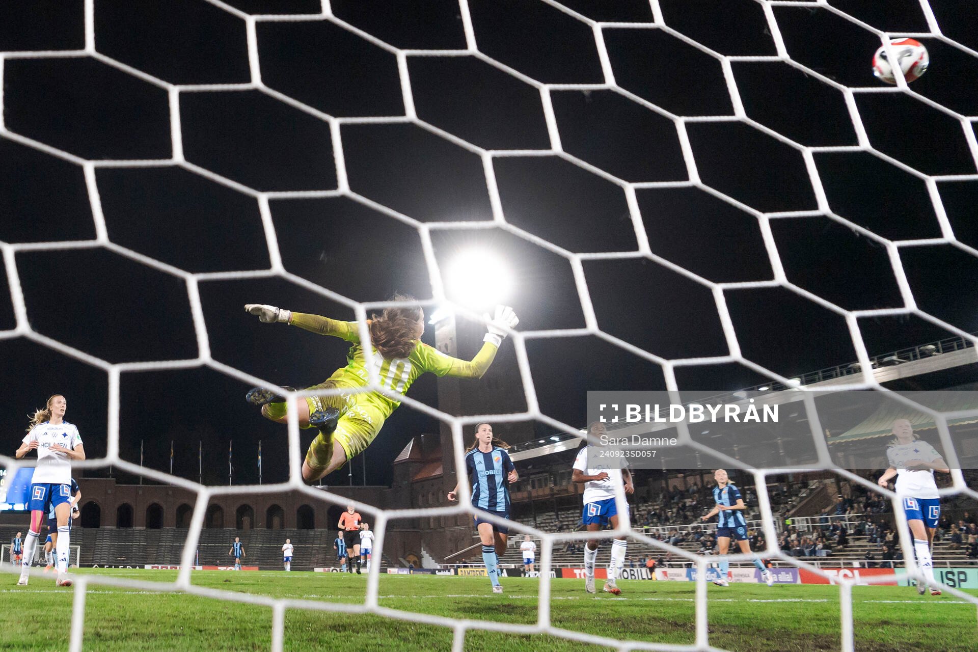 IFK Norrköpings målvakt Caroline Delisle under fotbollsmatchen i Damallsvenskan mellan Djurgården och IFK Norrköping den 23 september 2024 i Stockholm.