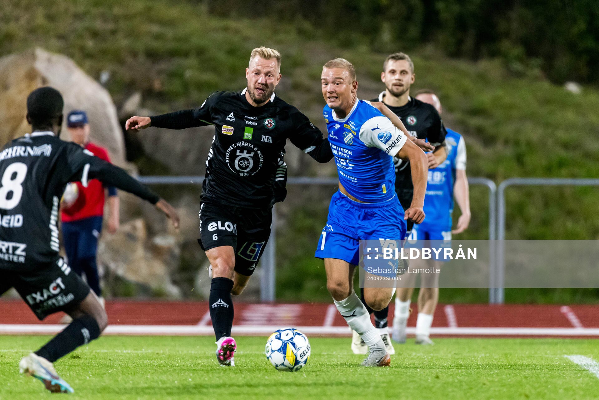 Örebros Sebastian Crona och IK Oddevolds Olle Kjellman