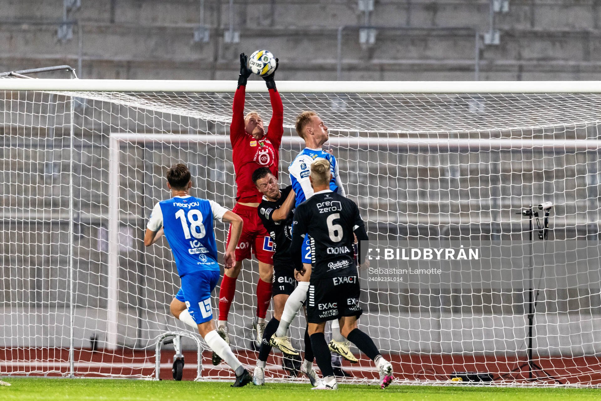 Örebros målvakt Malte Påhlsson plockar ner ett inlägg