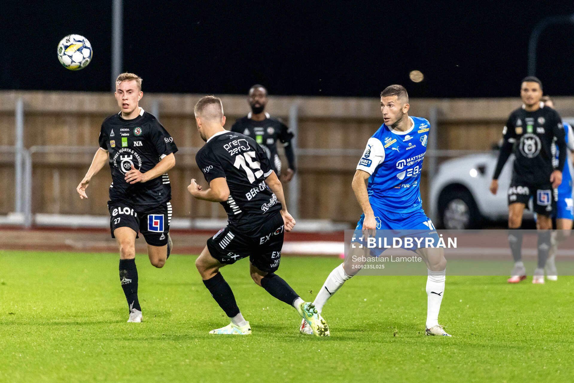 Örebros Niclas Bergmark och IK Oddevolds Liridon Kalludra