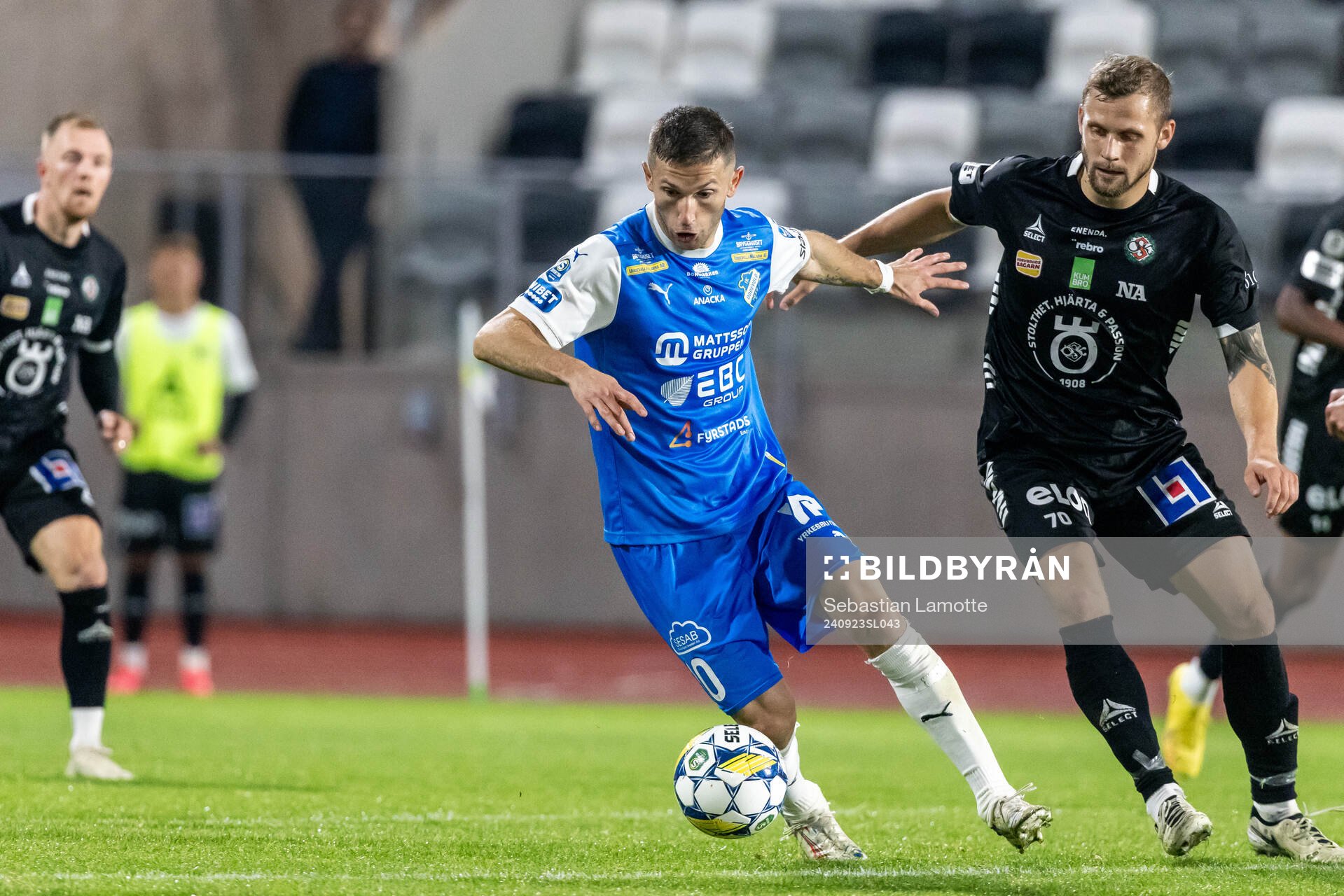 IK Oddevolds Liridon Kalludra och Örebros Erik Andersson under fotbollsmatchen i Superettan mellan IK Oddevold och Örebro den 23 september 2024 i Uddevalla. 