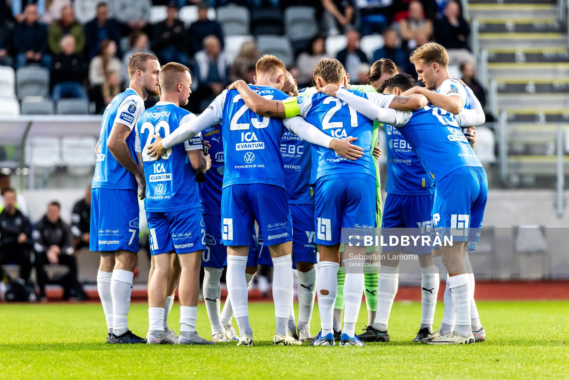 IK Oddevolds  spelare laddar för match