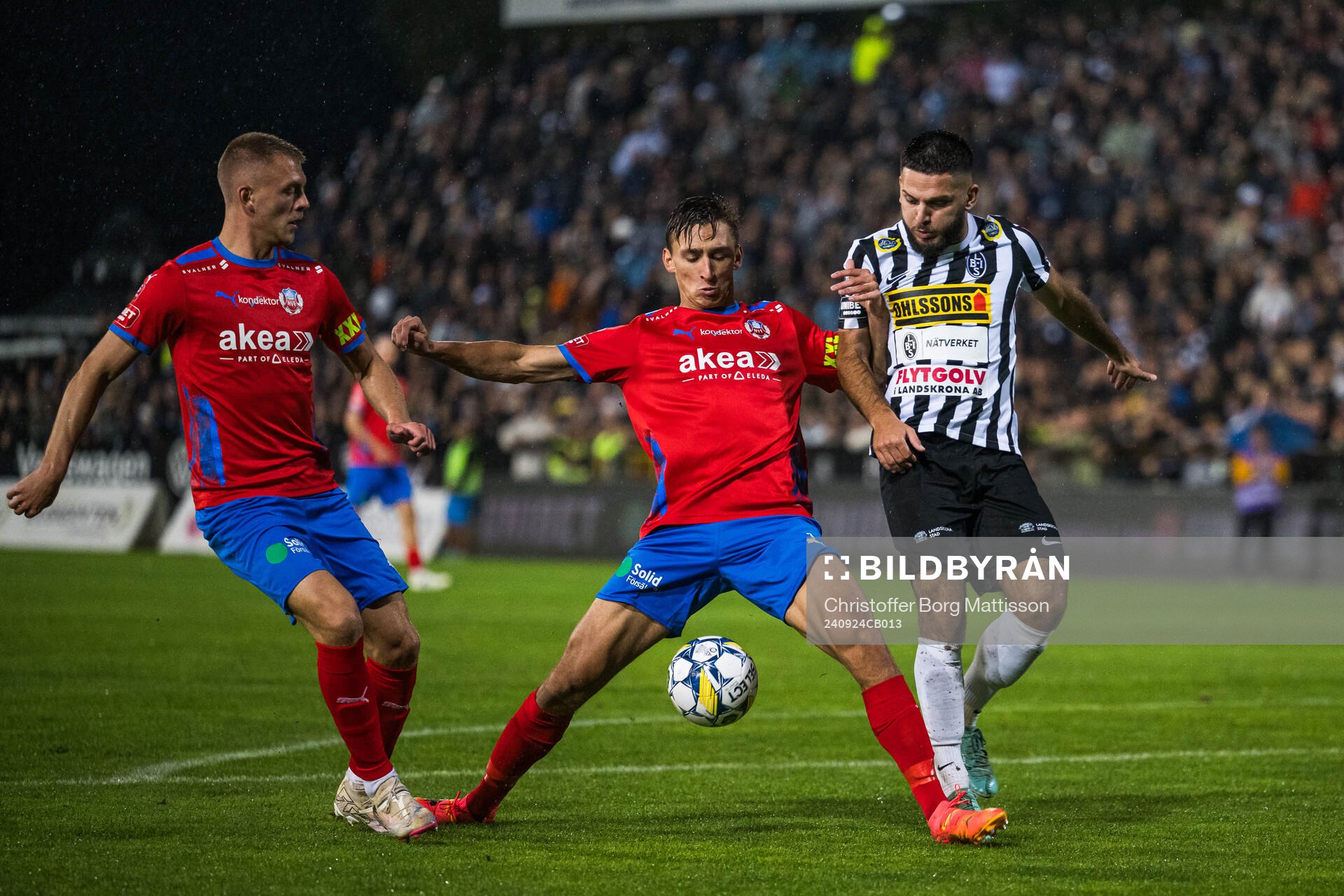 Helsingborgs Dennis Olsson och Wilhelm Nilsson och Landskronas Edi Sylisufaj under fotbollsmatchen i Superettan mellan Landskrona och Helsingborg den 24 september 2024 i Landskrona.