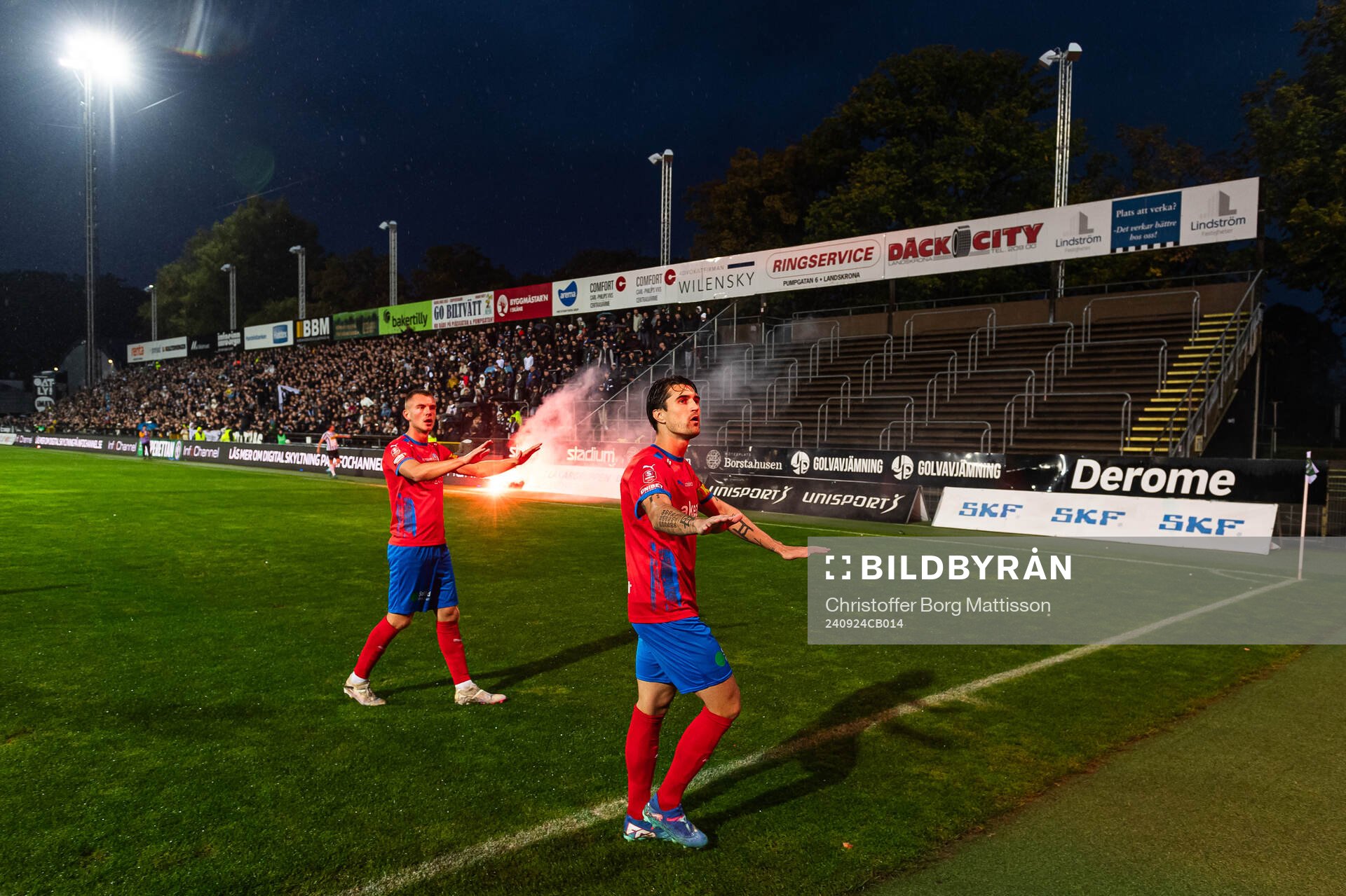 Helsingborgs Dennis Olsson och Jon Birkfeldt framför sina