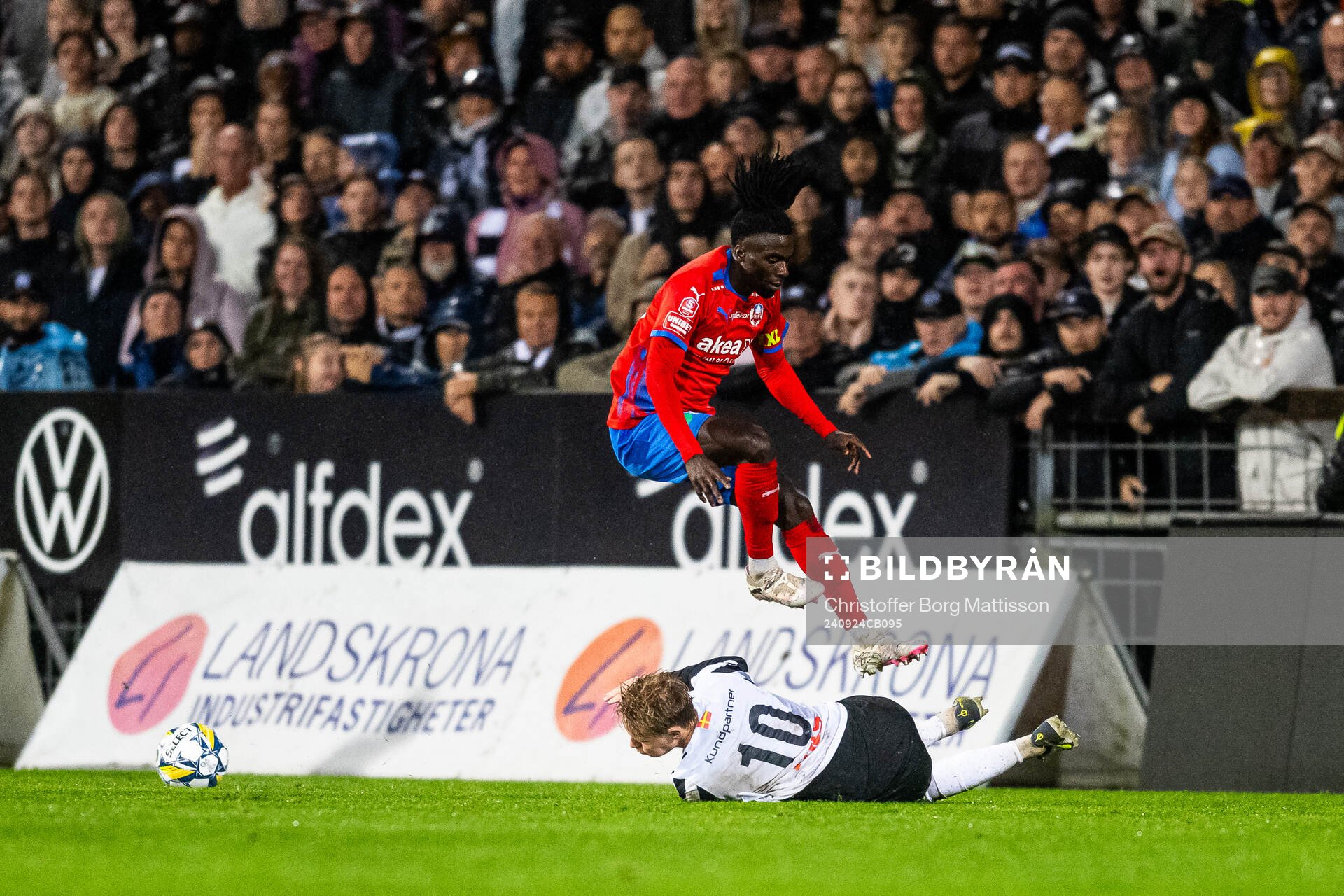Landskronas Adam Egnell och Helsingborgs Benjamin Acquah under fotbollsmatchen i Superettan mellan Landskrona och Helsingborg den 24 september 2024 i Landskrona.