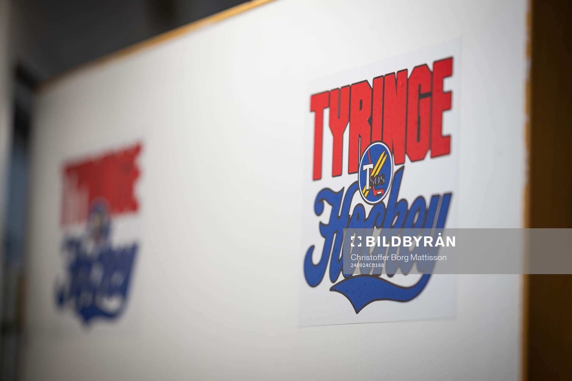 Tyringe Hockeys klubbmärke på en dörr