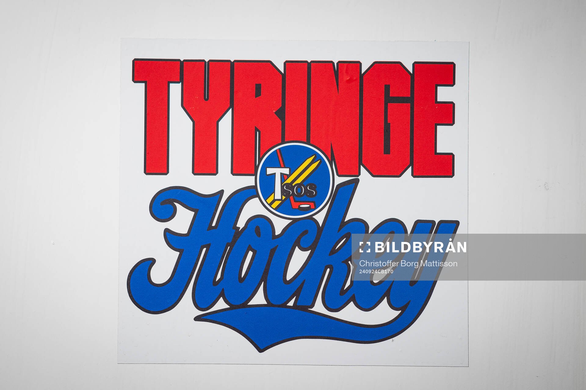 Tyringe Hockeys klubbmärke på en dörr