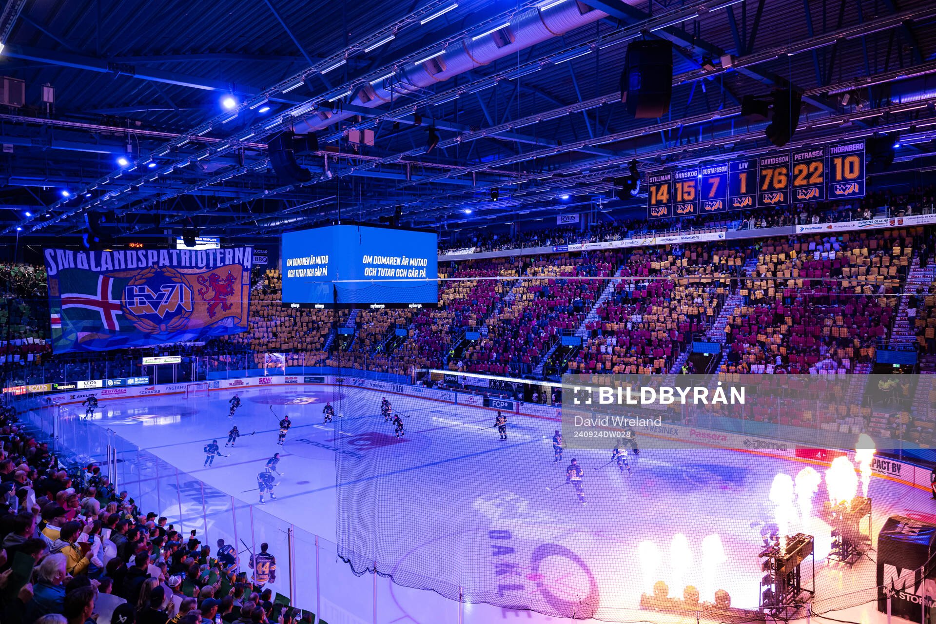 Spelarna gör entré till ett tifo