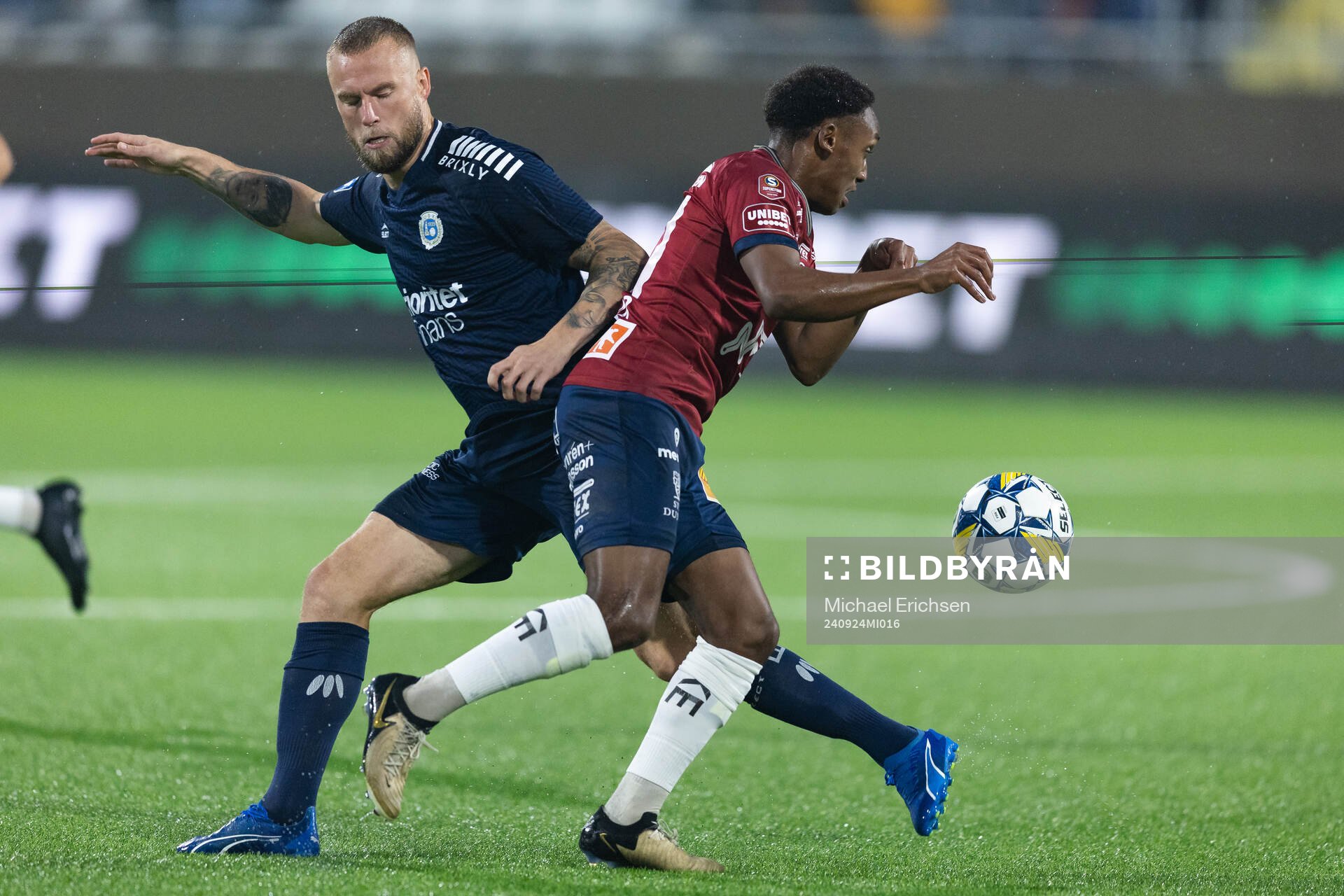 Utsiktens Alexander Faltsetas och Örgrytes Aydarus Abukar under fotbollsmatchen i Superettan mellan Utsikten och Örgryte den 24 september 2024 i Göteborg.