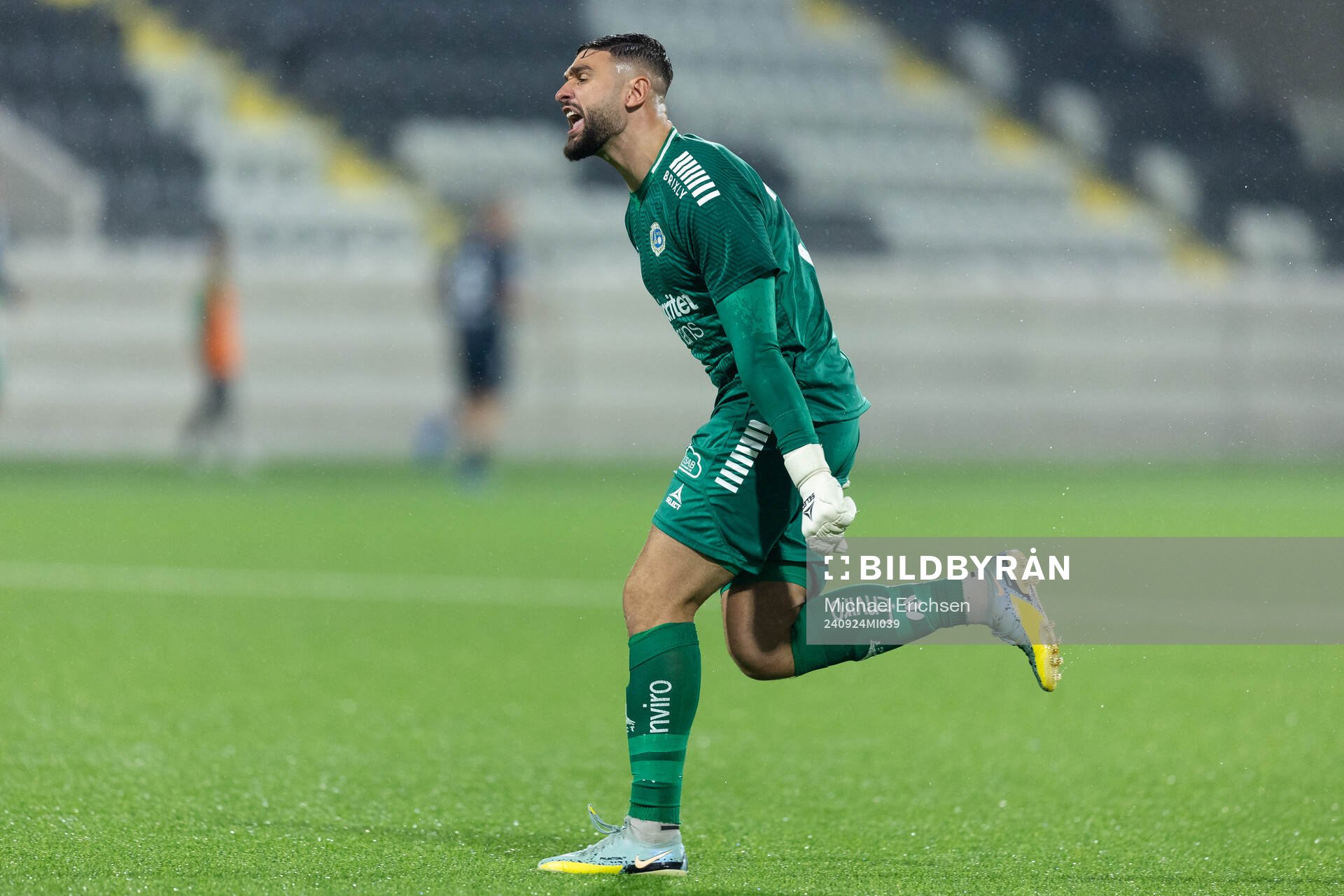 Utsiktens målvakt Elias Hadaya jublar