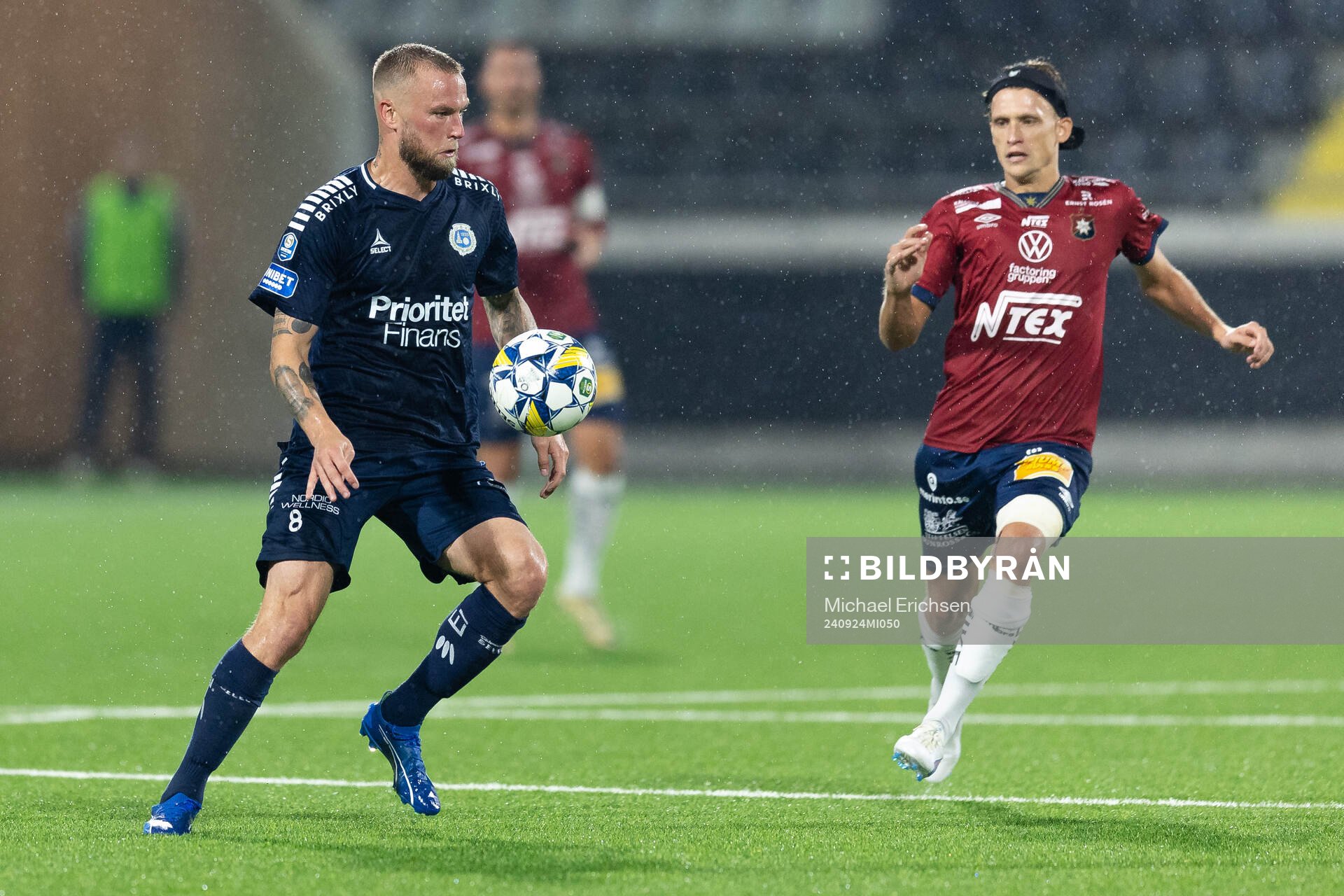 Utsiktens Alexander Faltsetas och Örgrytes Charlie Vindehall under fotbollsmatchen i Superettan mellan Utsikten och Örgryte den 24 september 2024 i Göteborg.