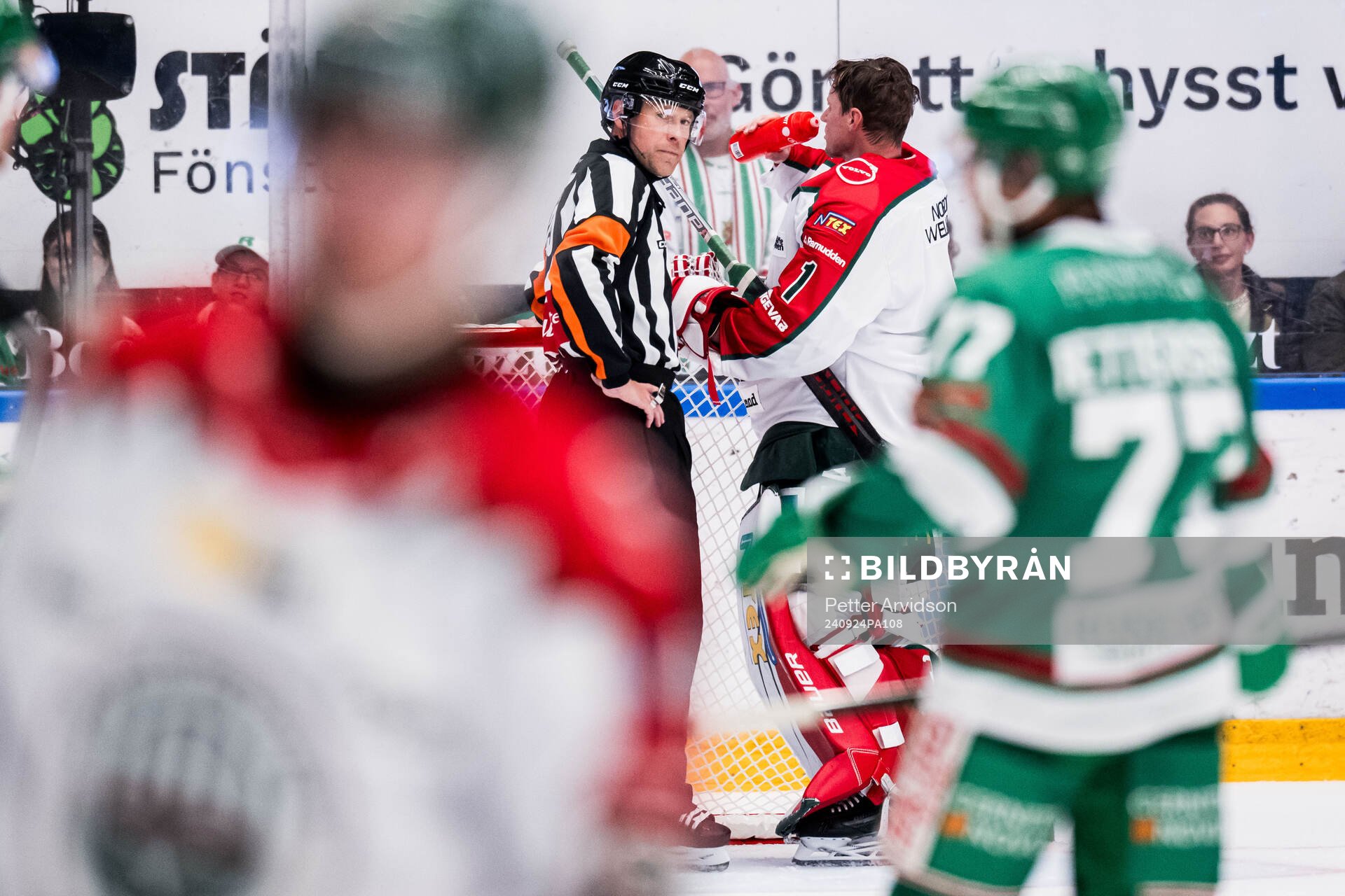 Domare Tobias Björk och Frölundas målvakt Lars Johansson