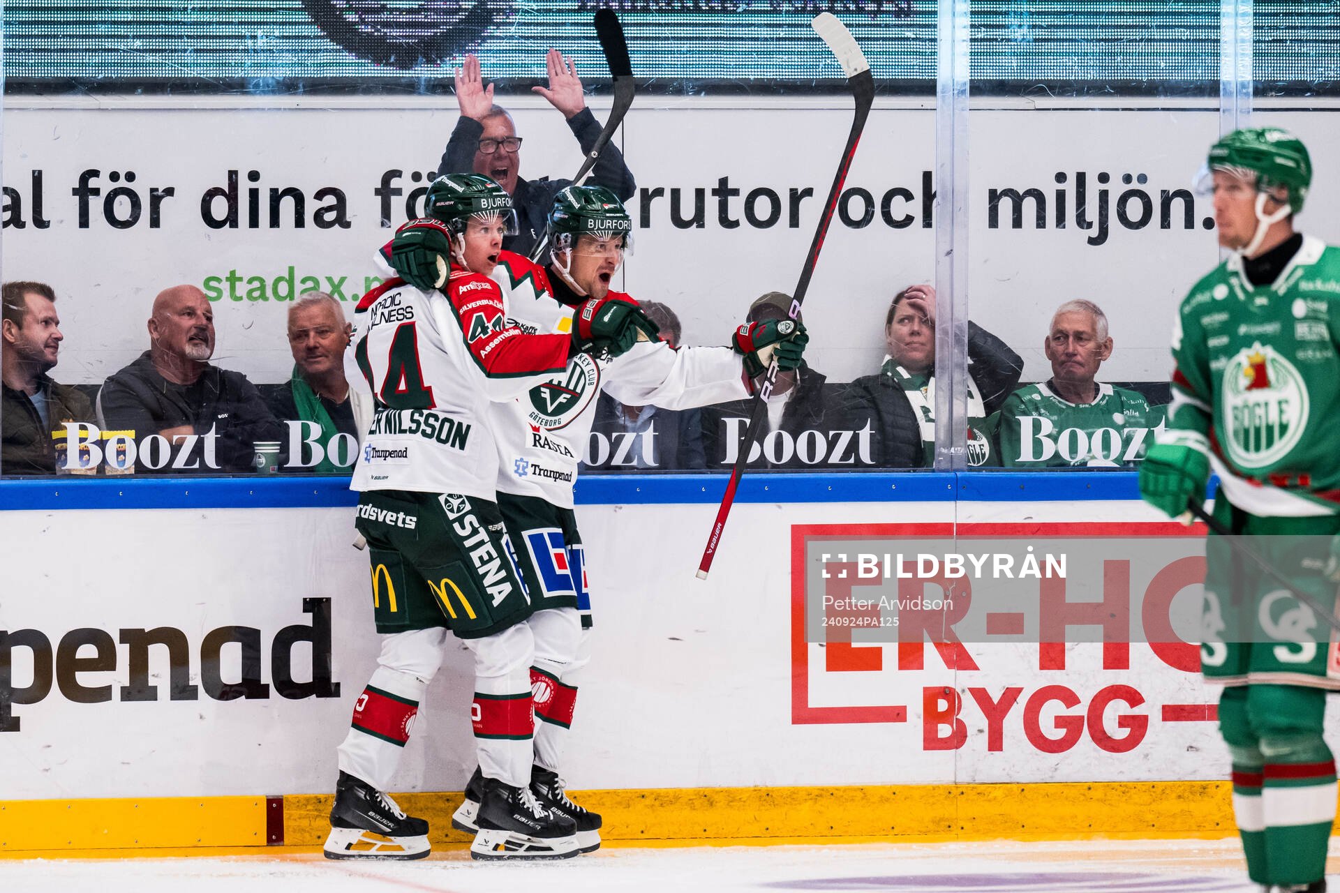 Frölundas Noah Dower Nilsson och Nicklas Lasu jublar