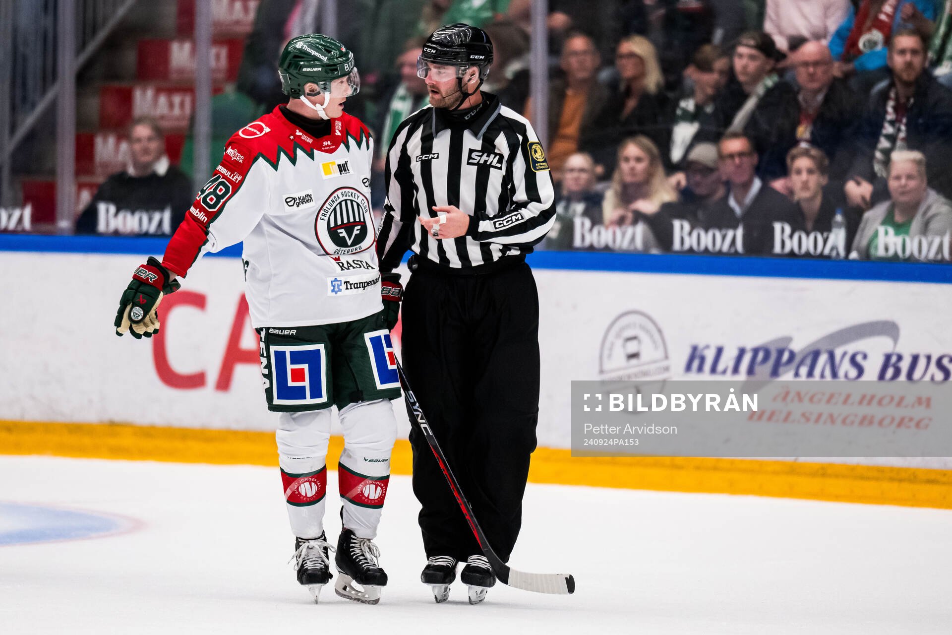 Frölundas Carl Klingberg och Linjedomare Ludvig Lundgren
