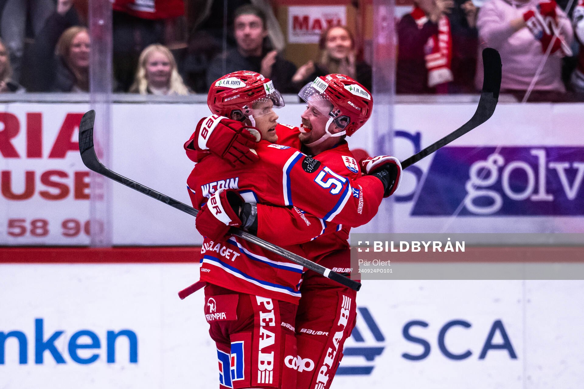 Timrås Anton Lander och Jonathan Dahlén jublar