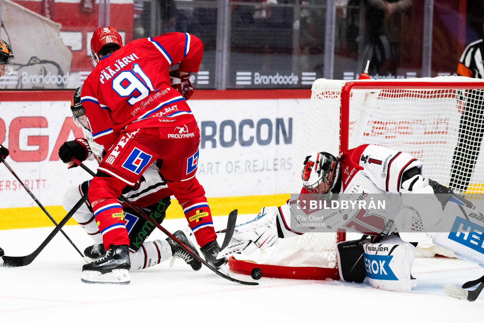 Timrås Magnus Pääjärvi och Örebros målvakt Jhonas
