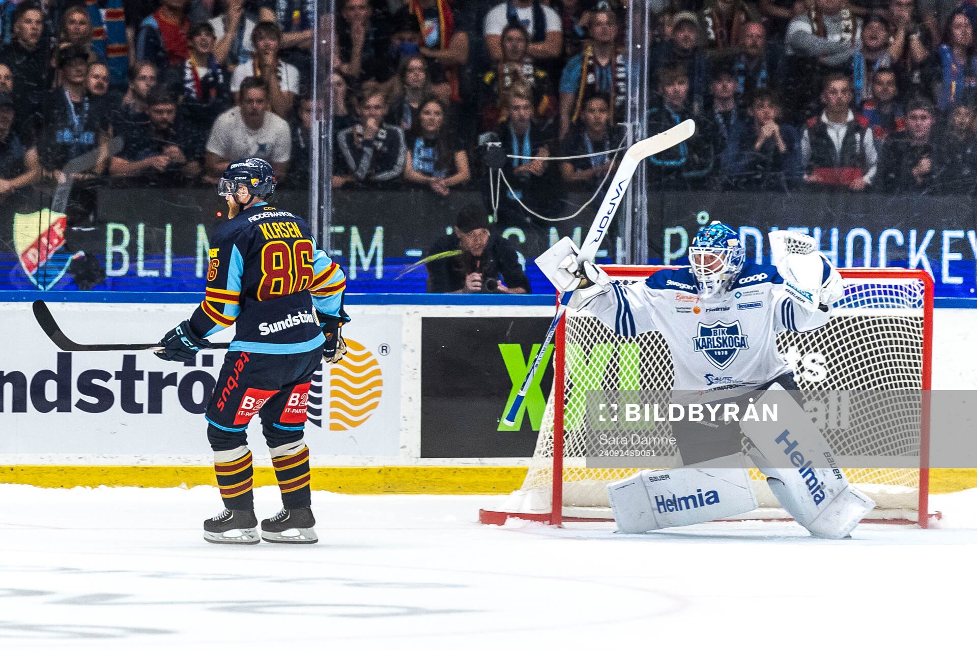 Karlskogas målvakt Lars Volden jublar