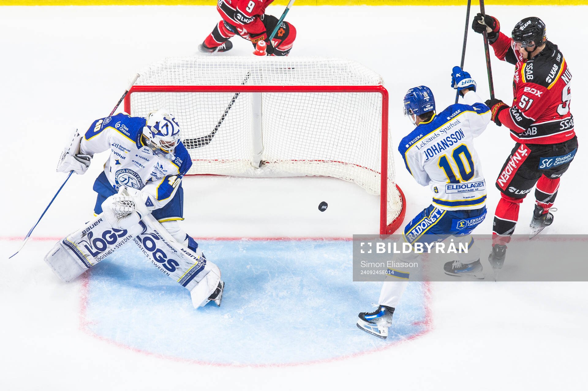 Luleås Markus Nurmi gör 1-0 bakom Leksands målvakt