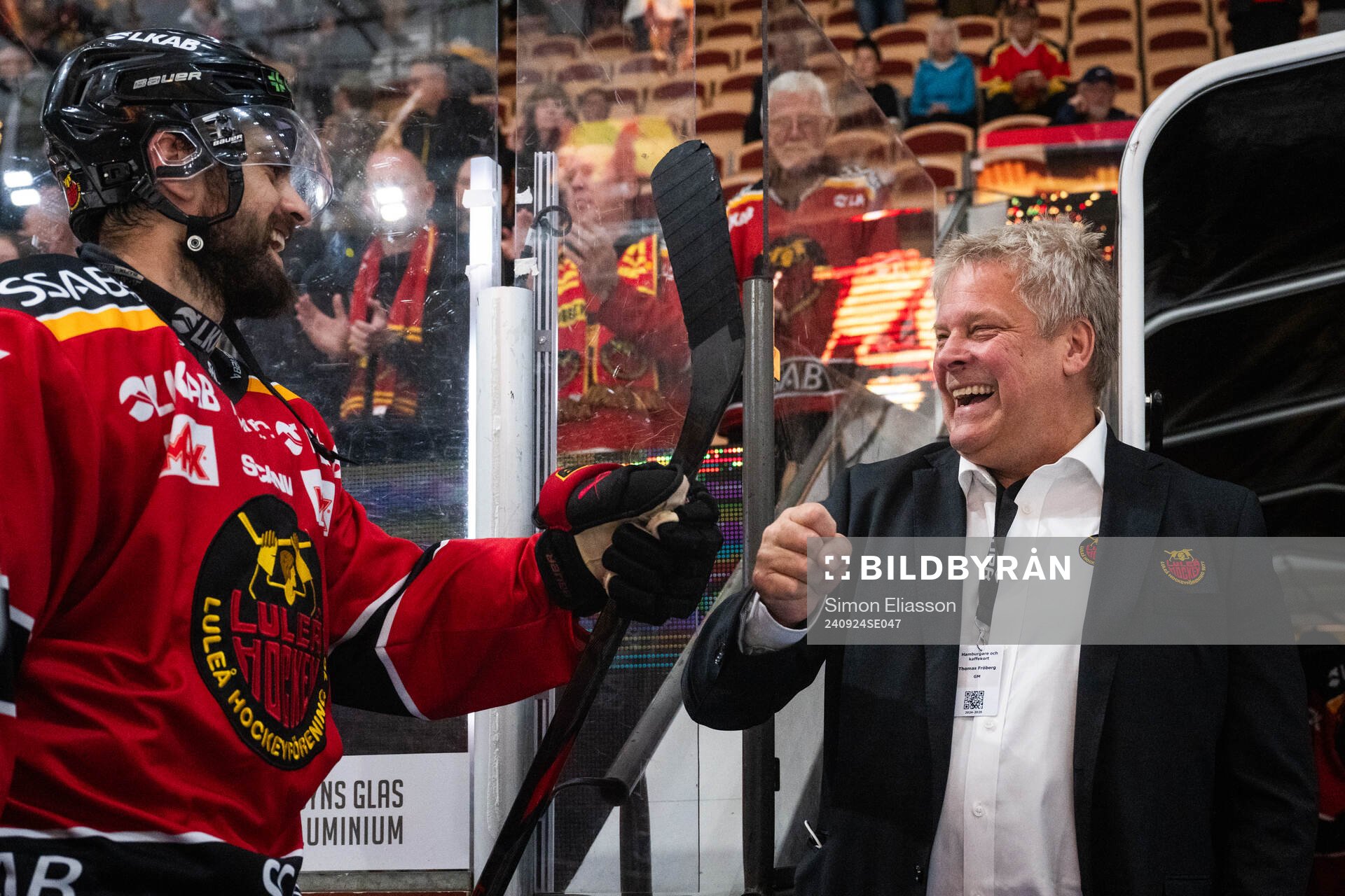 Luleås Frederic Allard och sportchef Thomas Fröberg jublar