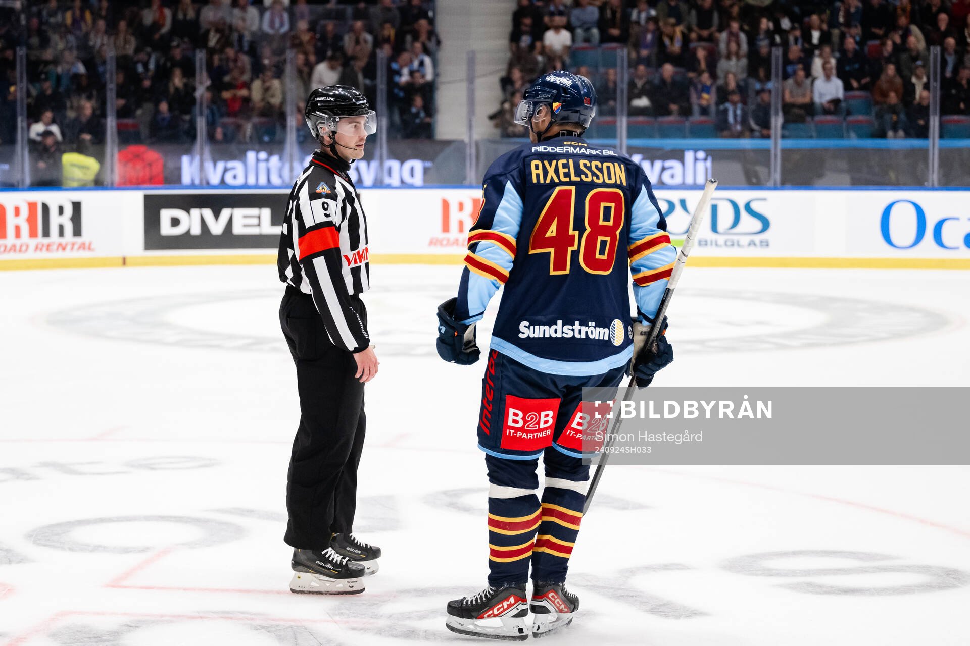 Djurgårdens Dick Axelsson i samtal med domare Filip