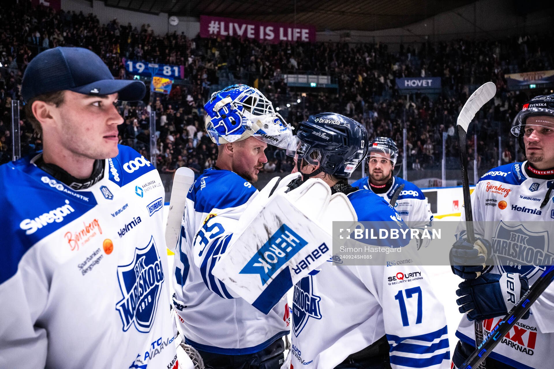 Karlskogas målvakt Lars Volden jublar