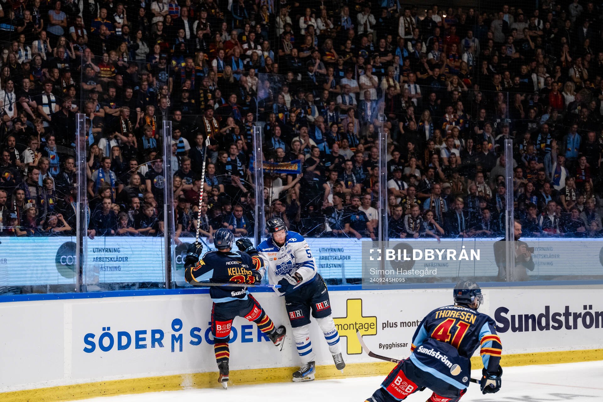 Djurgårdens Tyler Kelleher och Karlskogas Johan Motin